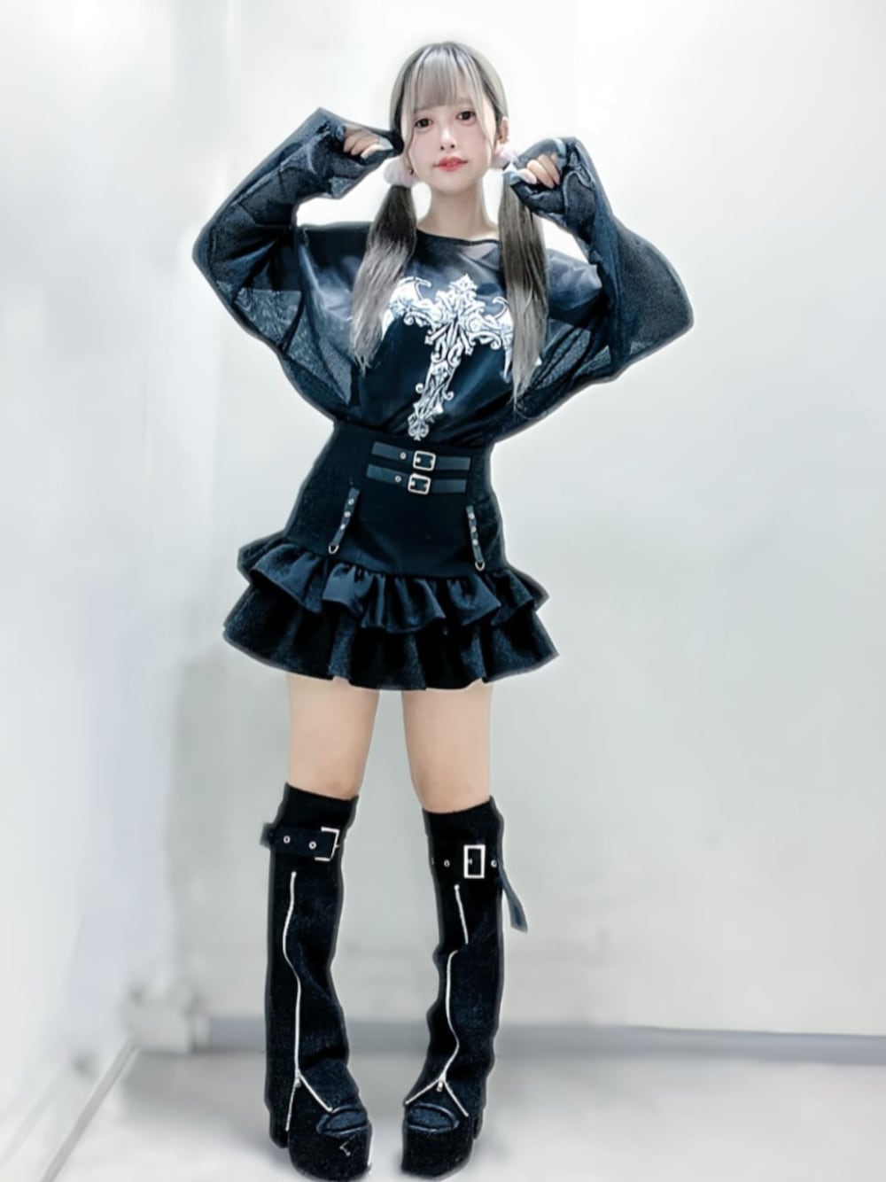 「Amilige、サブカル、低身長女子、大人かわいい、夏ルックで気分アップ、韓国ファッション、スカートスタイル、夏コーデ、お出かけコーデ、ブラックコーデ、涼しい、メッシュ、ロゴT、ミニスカート、スニーカー」｜「Amiligeのコルセット風フリルスカート（スカート、ブラック系）」を使った、Amilige_officialさん（レディース・148cm）の夏コーディネートの1枚目の写真