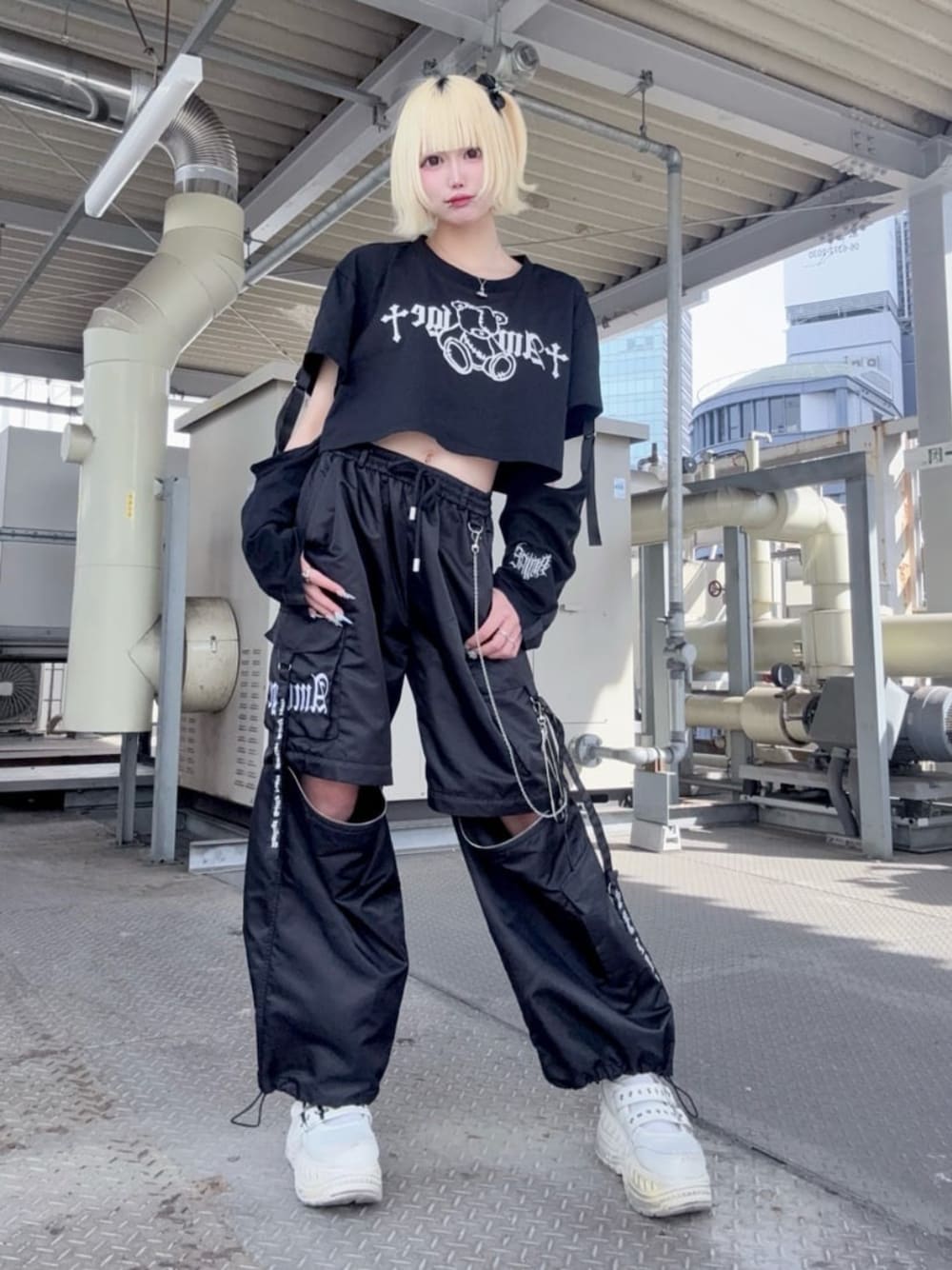 「Amilige、病みかわいい、ジェンダーレス、サブカル、地雷、夏コーデ、ブラックコーデ、お出かけコーデ、ゆるコーデ、アウトドアスタイル、フェススタイル、２ＷＡＹ、黒Tシャツ、ハーフパンツ、スニーカー」｜「Amiligeの2Wayロゴテープジョガーパンツ（その他パンツ、ブラック系）」を使った、Amilige_officialさん（レディース・162cm）の夏コーディネートの1枚目の写真