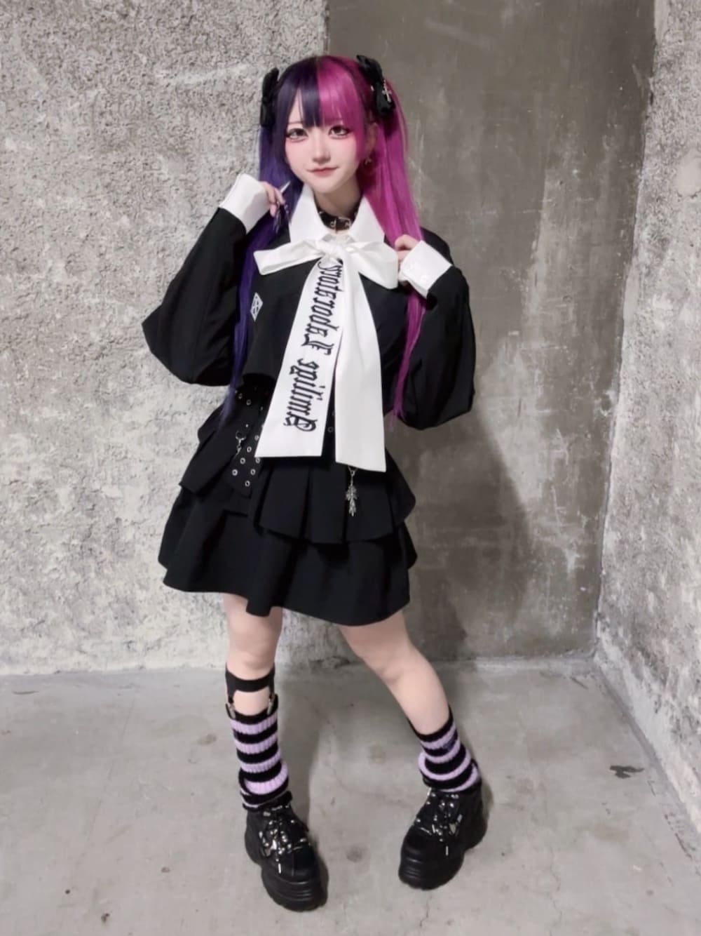 「リボン、スニーカー、お出かけコーデ、ミニスカート、モノトーン、今日のコーデ、韓国ファッション、春服、地雷系ファッション、サブカル、骨格ストレート、骨格ウェーブ、病みかわいい、デートコーデ、Amilige」｜「Amiligeのハトメベルト付きフレアスカート（スカート、ブラック系）」を使った、Amilige_officialさん（骨格ストレート・レディース・155cm）の春コーディネートの1枚目の写真