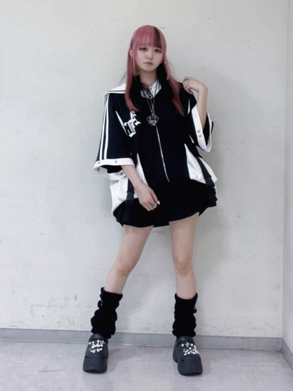 「モノトーン、雨の日コーデ、ミニスカート、お出かけコーデ、デートコーデ、ショートパンツ、Amilige、個性派、ユニセックス、体型カバー、骨格ウェーブ、サブカル、地雷、ゆるコーデ、韓国コーデ」｜「AmiligeのSatanバックプリントセーラーZIPジャージTOPS（ジャージ、ブラック系）」を使った、Amilige_officialさん（骨格ウェーブ・レディース・155cm）の春コーディネートの1枚目の写真