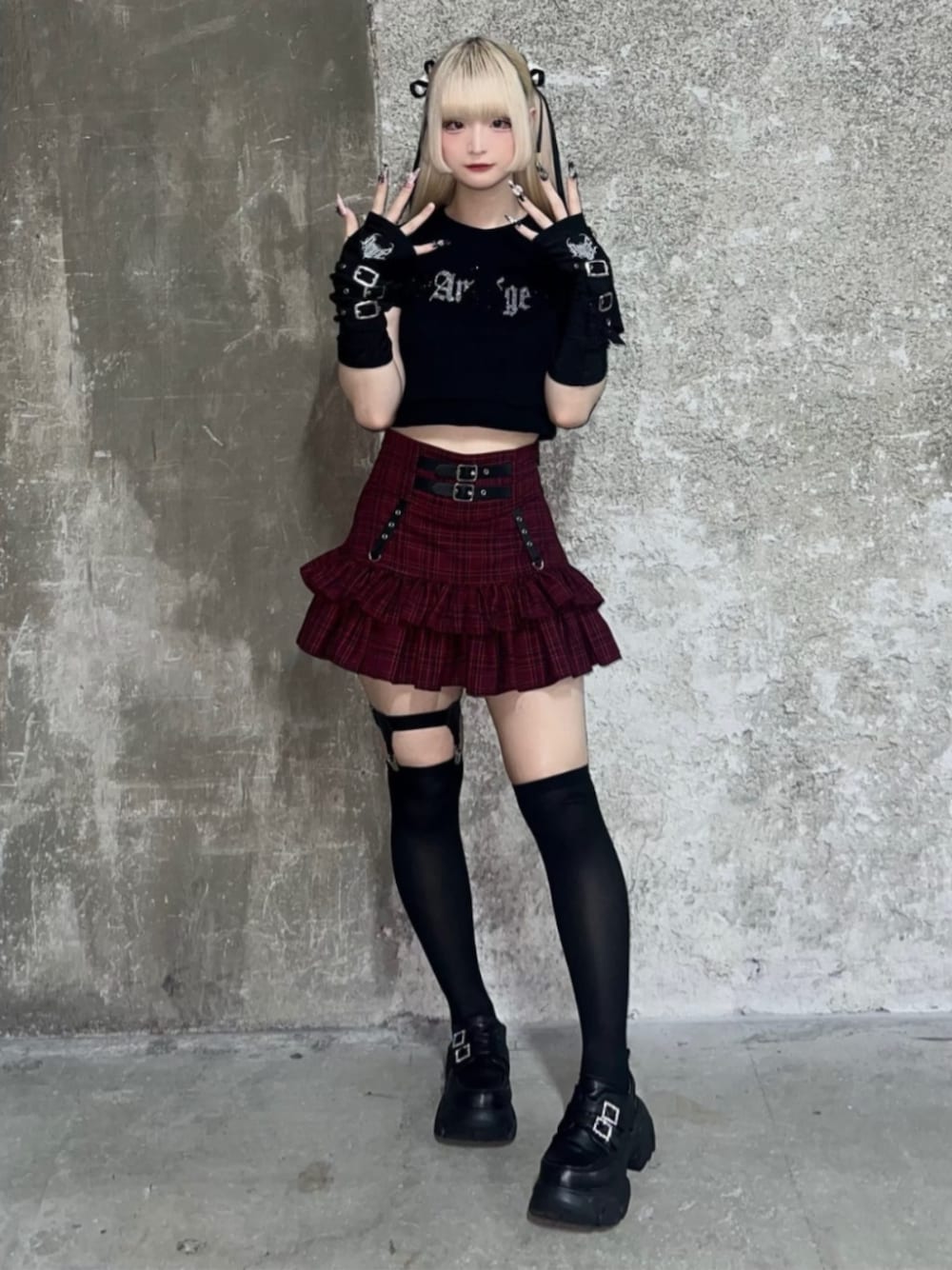 「Amilige、個性派、病みかわいい、サブカル、地雷、韓国ファッション、デートコーデ、夏コーデ、ブラックコーデ、骨格ウェーブ、160cm台コーデ、黒Tシャツ、Tシャツ、チェック、ミニスカート」｜「Amiligeのコルセット風フリルチェックスカート（スカート、レッド系）」を使った、Amilige_officialさん（レディース・163cm）の夏コーディネートの1枚目の写真