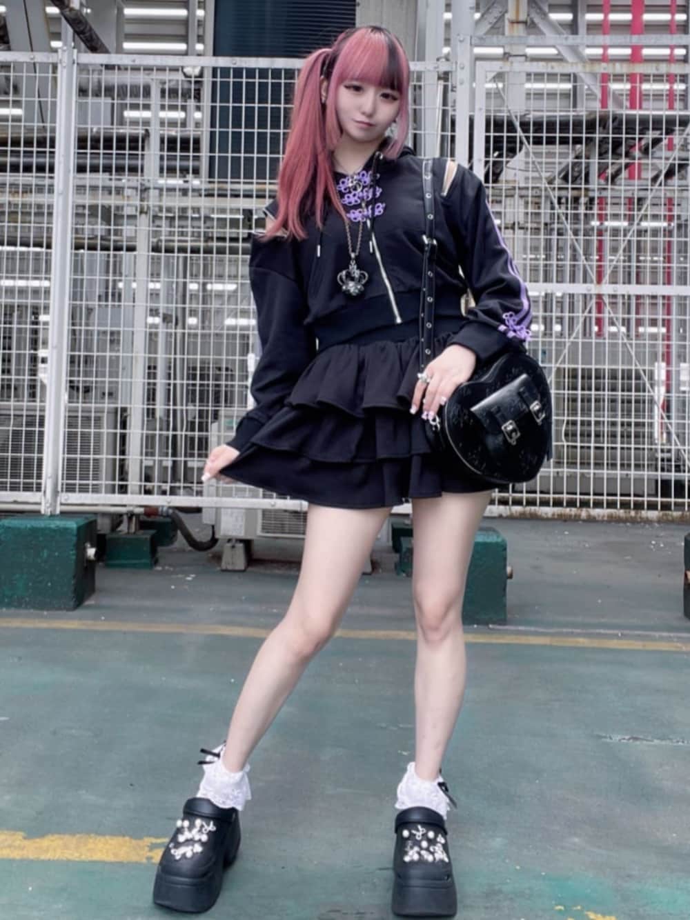「ショルダーバッグ、ワンピース、韓国ファッション、ミニスカート、雨の日コーデ、モノトーン、デート、個性派、体型カバー、骨格ウェーブ、サブカル、地雷、今日のコーデ、おでかけコーデ、厚底サンダル」｜「Amiligeのくま総柄型押しハートショルダーバッグ（ショルダーバッグ、ブラック系）」を使った、Amilige_officialさん（骨格ウェーブ・レディース・155cm）の春コーディネートの1枚目の写真