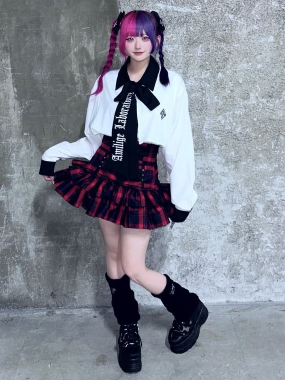 「Amilige、病みかわいい、個性派、ユニセックス、サブカル、地雷、体型カバー、雨の日コーデ、夏コーデ、デートコーデ、デート、シャツスタイル、チェック、ミニスカート、スニーカー」｜「Amiligeの刺繍リボンネクタイ付きバイカラーシャツ（シャツ/ブラウス、ホワイト系）」を使った、Amilige_officialさん（レディース・155cm）の夏コーディネートの1枚目の写真