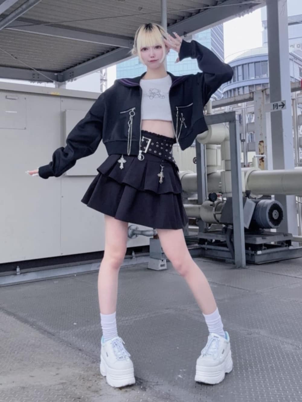 ブラック系のスカート、ホワイト系のTシャツ/カットソー、ブラック系のジャージを着用したレディースの春コーディネートの1枚目の写真