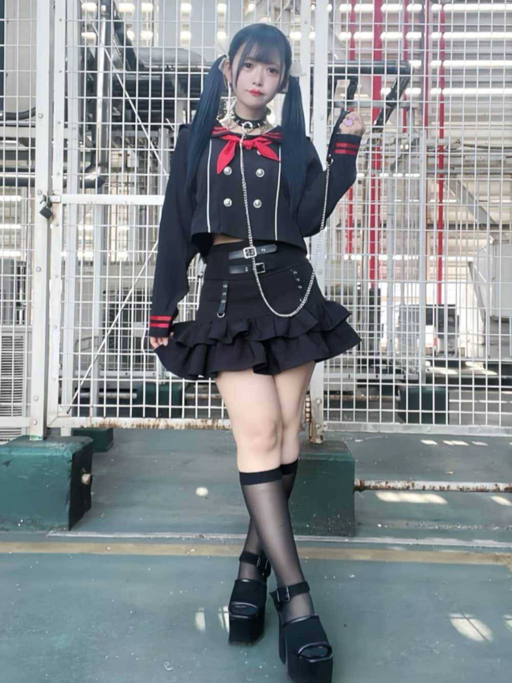 「レイヤードスタイル、韓国ファッション、ショートパンツ、ミニスカート、お出かけコーデ、低身長コーデ、雨の日コーデ、モノトーン、デートコーデ、Amilige、個性派、体型カバー、サブカル、地雷、骨格ウェーブ」｜「Amiligeのコルセット風フリルスカート（スカート、ブラック系）」を使った、Amilige_officialさん（骨格ウェーブ・レディース・148cm）の春コーディネートの1枚目の写真