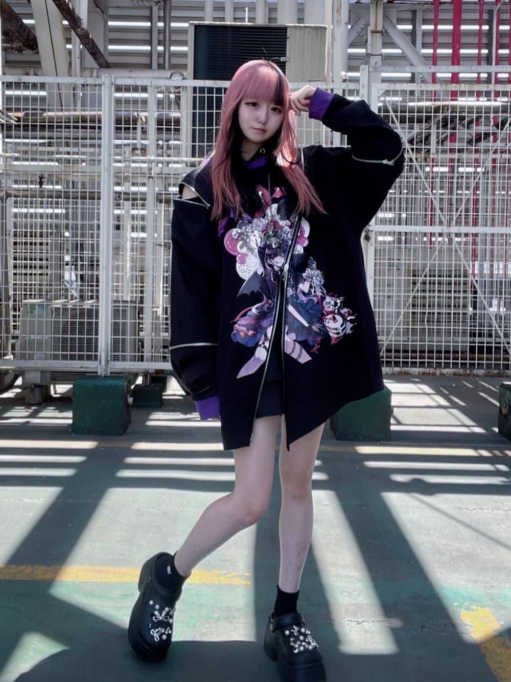 「韓国ファッション、古着MIX、メガネ女子、春夏コーデ、シンプルコーデ、休日スタイル、ミニスカート、お出かけコーデ、体型カバー、地雷、サブカル、骨格ウェーブ、女子ウケ、病みかわいい、Amilige」｜「AmiligeのAmilige×檀上大空コラボイラスト肩ZIPロングTシャツ「I'm a devil now!」（Tシャツ/カットソー、ブラック系）」を使った、Amilige_officialさん（骨格ウェーブ・レディース・155cm）の春コーディネートの1枚目の写真