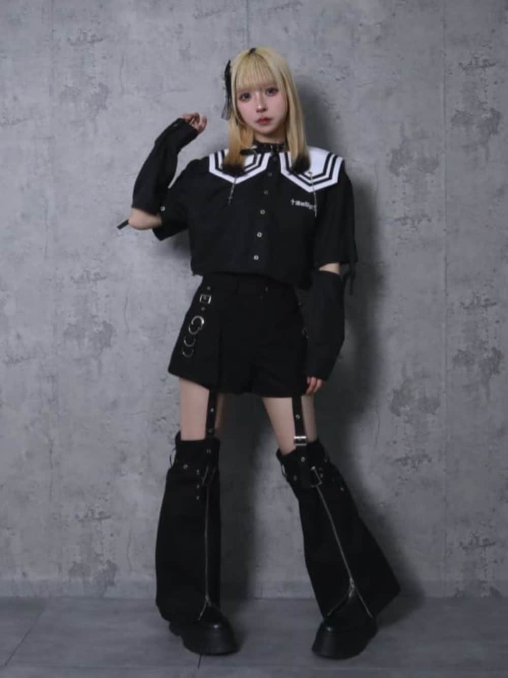 「セットアップ、ストライプシャツ、お出かけコーデ、ミニスカート、リボン、モノトーン、韓国ファッション、休日スタイル、地雷、サブカル、骨格ウェーブ、病みかわいい、おそろコーデ、Amilige、デートコーデ」｜「Amiligeのチェーンクロス付きセーラーショートブラウス（シャツ/ブラウス、ブラック系）」を使った、Amilige_officialさん（骨格ウェーブ・レディース・155cm）の春コーディネートの1枚目の写真