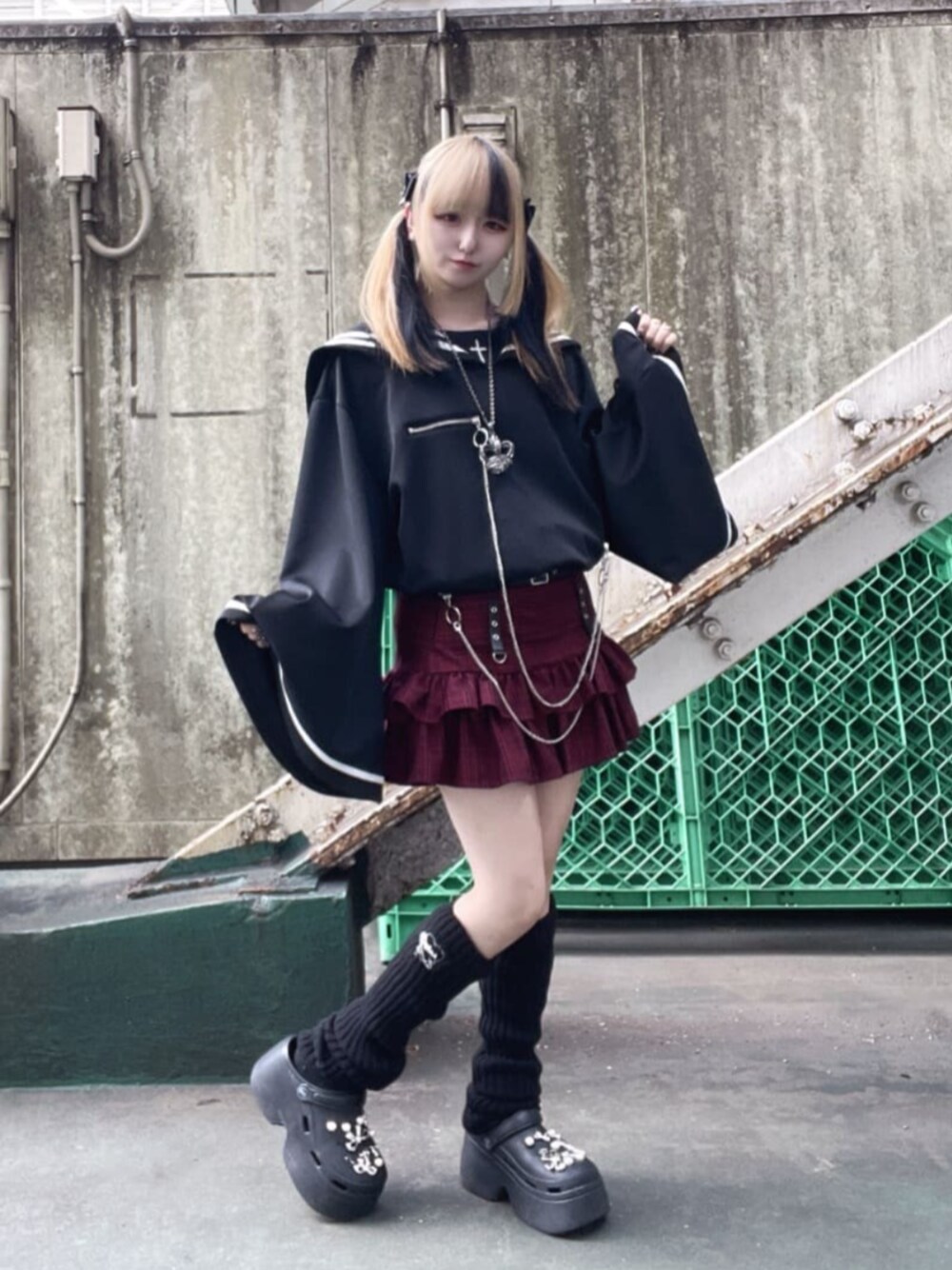 「お出かけコーデ、ミニスカート、リボン、モノトーン、春夏コーデ、ショートパンツ、休日スタイル、骨格ウェーブ、サブカル、地雷、体型カバー、ユニセックス、病みかわいい、個性派、Amilige」｜「Amiligeのコルセット風フリルチェックスカート（スカート、レッド系）」を使った、Amilige_officialさん（骨格ウェーブ・レディース・155cm）の春コーディネートの1枚目の写真