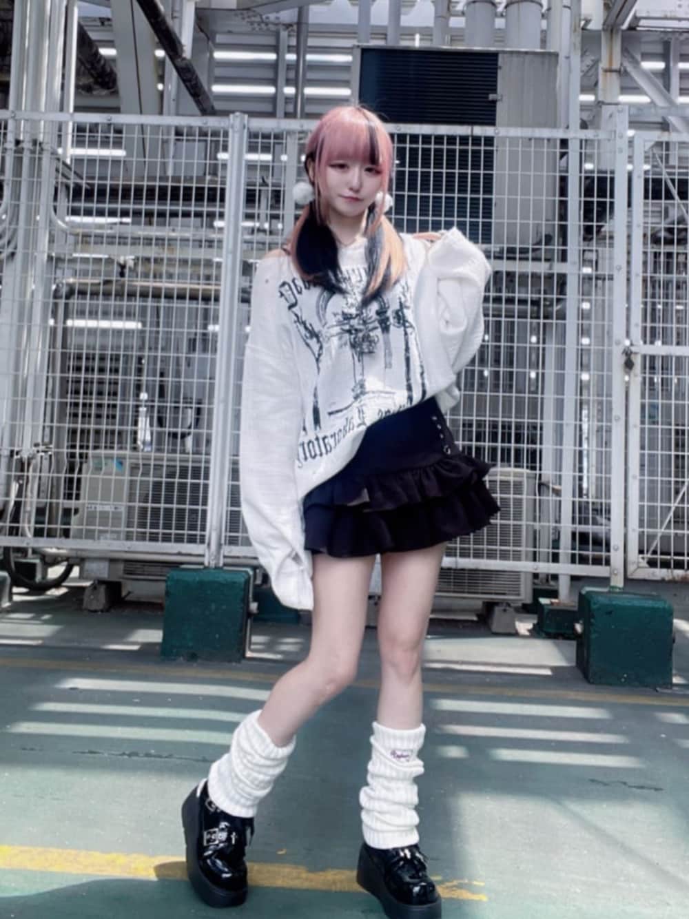 「レイヤードスタイル、韓国ファッション、春夏コーデ、休日スタイル、ミニスカート、雨の日コーデ、モノトーン、Amilige、デート、個性派、ユニセックス、体型カバー、骨格ウェーブ、サブカル、地雷」｜「Amiligeのコルセット風フリルスカート（スカート、ブラック系）」を使った、Amilige_officialさん（骨格ウェーブ・レディース・155cm）の春コーディネートの1枚目の写真