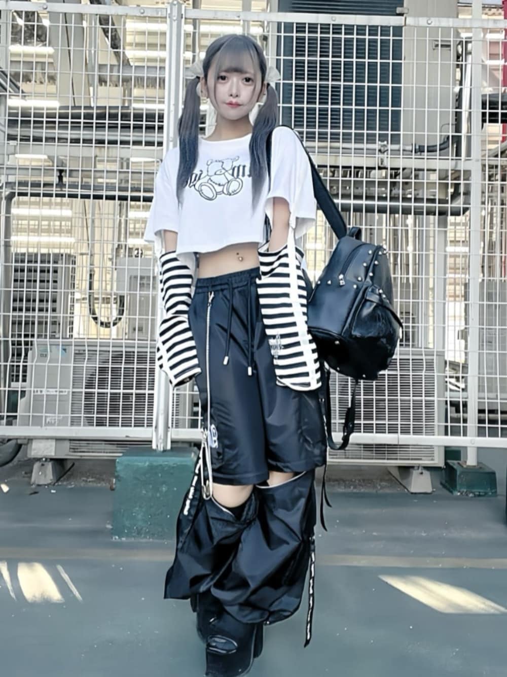 「レイヤードスタイル、韓国ファッション、春夏コーデ、休日スタイル、お出かけコーデ、低身長コーデ、ショルダーバッグ、雨の日コーデ、モノトーン、デートコーデ、Amilige、デート、病みかわいい、地雷、サブカル」｜「Amiligeのツギハギベアプリントクロップドトップス（Tシャツ/カットソー、ブラック系）」を使った、Amilige_officialさん（骨格ウェーブ・レディース・148cm）の春コーディネートの1枚目の写真