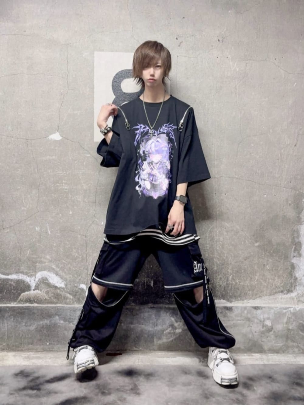 「モノトーン、ワイドパンツ、雨の日コーデ、黒Tシャツ、お出かけコーデ、デートコーデ、Amilige、推し活、病みかわいい、個性派、ユニセックス、体型カバー、サブカル、地雷、ワンピース」｜「Amiligeの裏毛2Wayロゴテープジョガーパンツ（その他パンツ、ブラック系）」を使った、Amilige_officialさん（メンズ・172cm）の春コーディネートの1枚目の写真