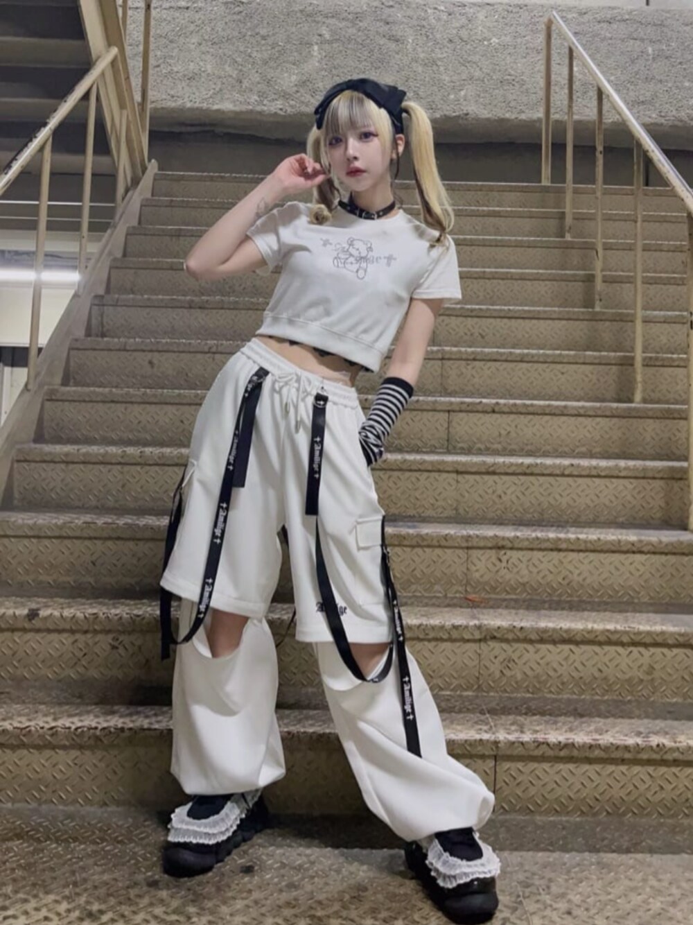 「ロンT、スニーカー、お出かけコーデ、モノトーン、韓国ファッション、休日コーデ、モノトーンコーデ、初夏コーデ、夏服、体型カバー、地雷、サブカル、Amilige、骨格ウェーブ、病みかわいい」｜「Amiligeのデザインテープワイドパンツ（その他パンツ、ホワイト系）」を使った、Amilige_officialさん（レディース・155cm）の春コーディネートの1枚目の写真