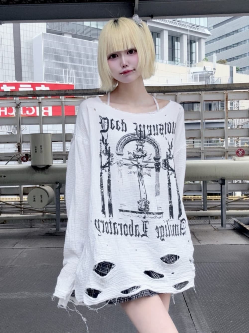 「Amilige、個性派、病みかわいい、ユニセックス、サブカル、骨格ウェーブ、デート、夏コーデ、韓国ファッション、お出かけコーデ、レイヤードスタイル、休日スタイル、Tシャツ、ロゴT、スニーカー」｜「Amiligeのダメージガーゼトップス（Tシャツ/カットソー、ホワイト系）」を使った、Amilige_officialさん（レディース・162cm）の夏コーディネートの1枚目の写真