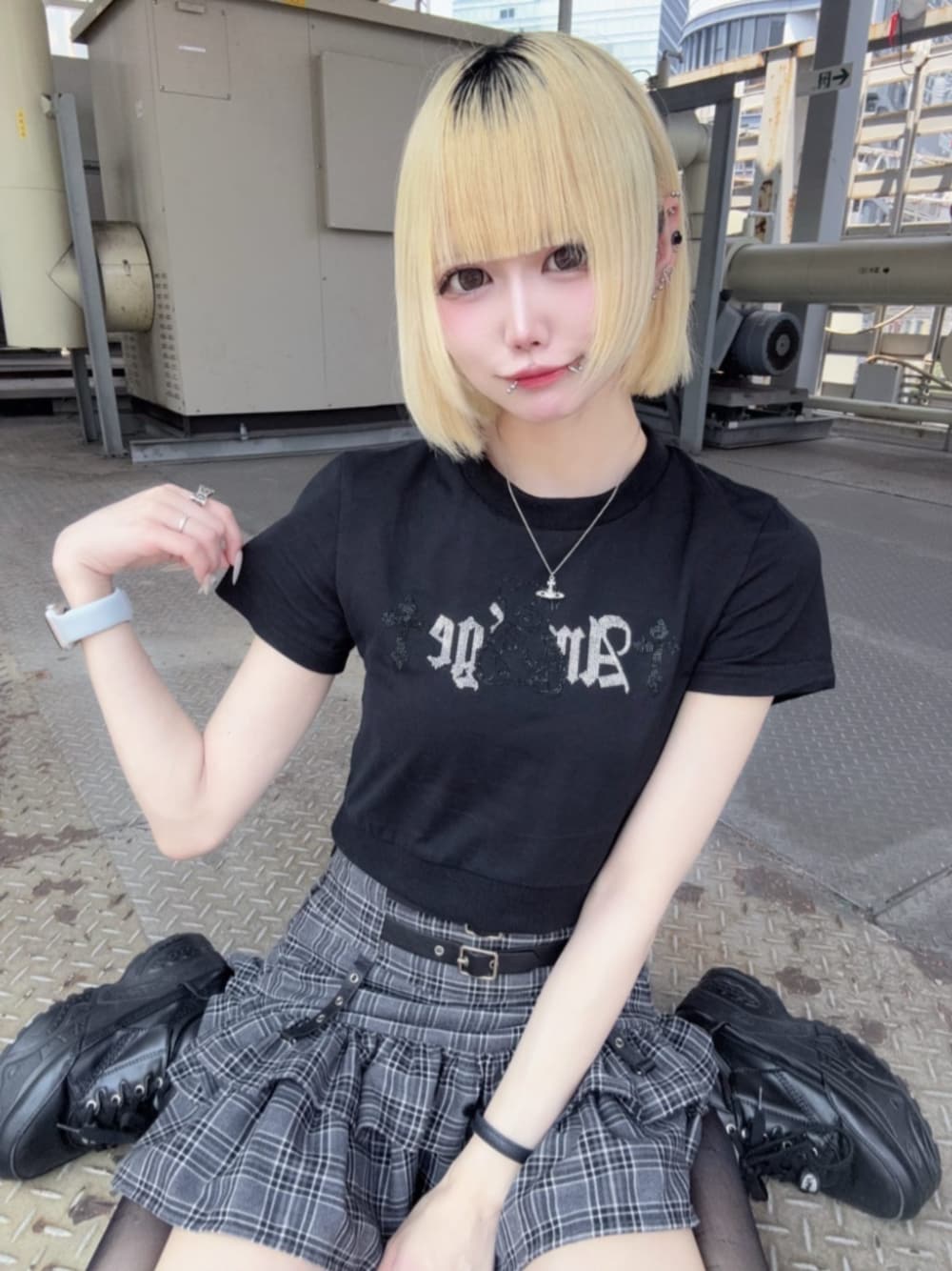 「Amilige、個性派、病みかわいい、サブカル、地雷、デート、夏ルックで気分アップ、夏服コーデ、テーマパークコーデ、ブラックコーデ、ロゴT、フリル、ミニスカート、スニーカー」｜「Amiligeのコルセット風フリルチェックスカート（スカート、グレー系）」を使った、Amilige_officialさん（レディース・162cm）の夏コーディネートの1枚目の写真