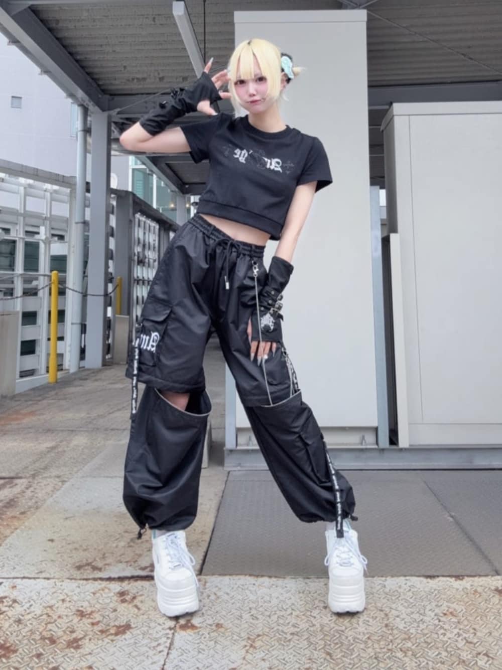 「モノトーン、ワイドパンツ、雨の日コーデ、黒Tシャツ、デートコーデ、Amilige、病みかわいい、ユニセックス、体型カバー、骨格ウェーブ、サブカル、地雷、個性派、ラフコーデ、夏」｜「AmiligeのDARK ANGEL BEARラインストーンチビTシャツ（Tシャツ/カットソー、ブラック系）」を使った、Amilige_officialさん（骨格ウェーブ・レディース・162cm）の春コーディネートの1枚目の写真