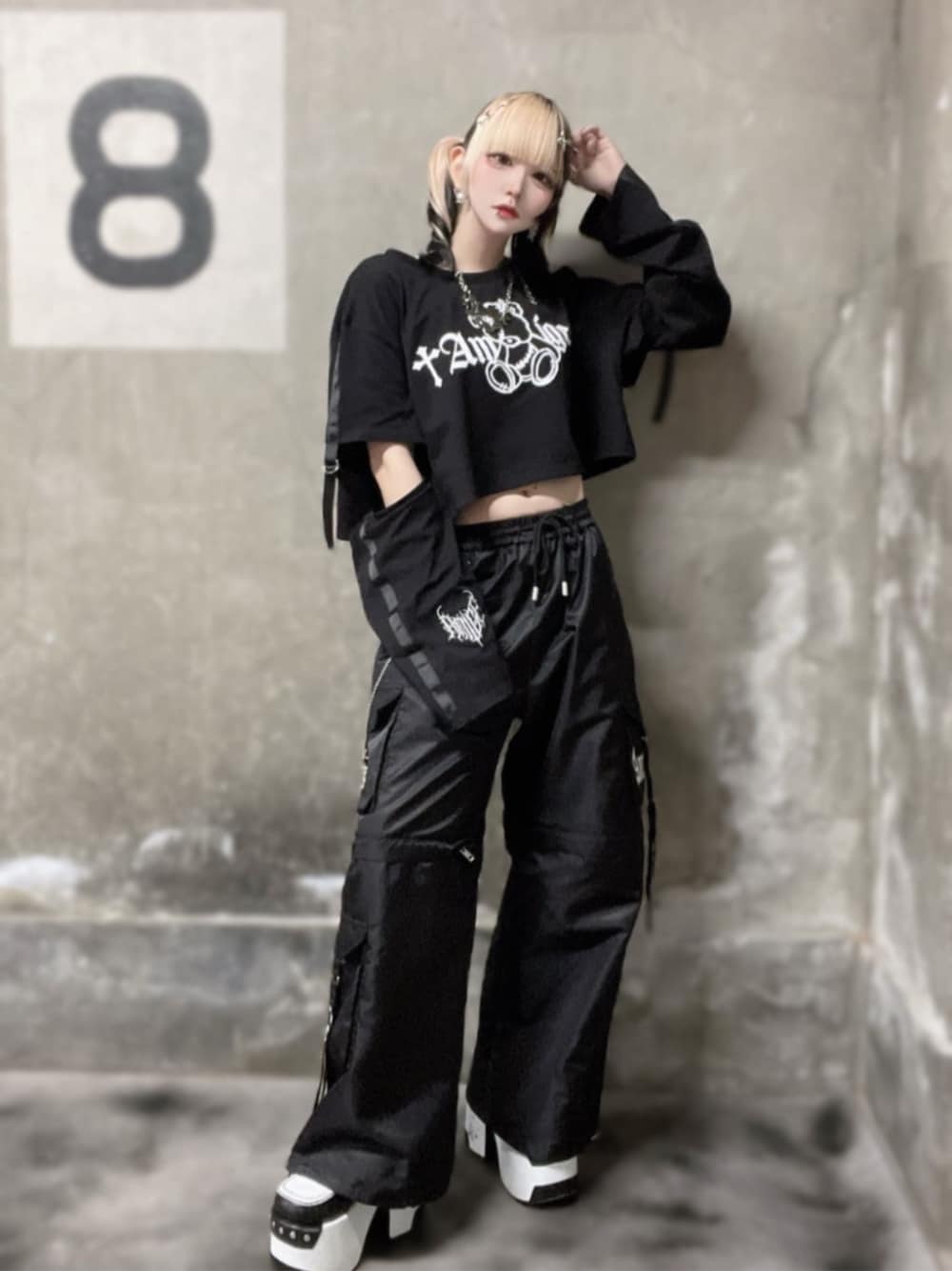 「Amilige、病みかわいい、個性派、ユニセックス、サブカル、地雷、韓国ファッション、夏コーデ、シンプルコーデ、テーマパークコーデ、ブラックコーデ、休日スタイル、ロゴT、ボーダー、厚底シューズ」｜「Amiligeの2Wayロゴテープジョガーパンツ（その他パンツ、ブラック系）」を使った、Amilige_officialさん（レディース・157cm）の夏コーディネートの1枚目の写真