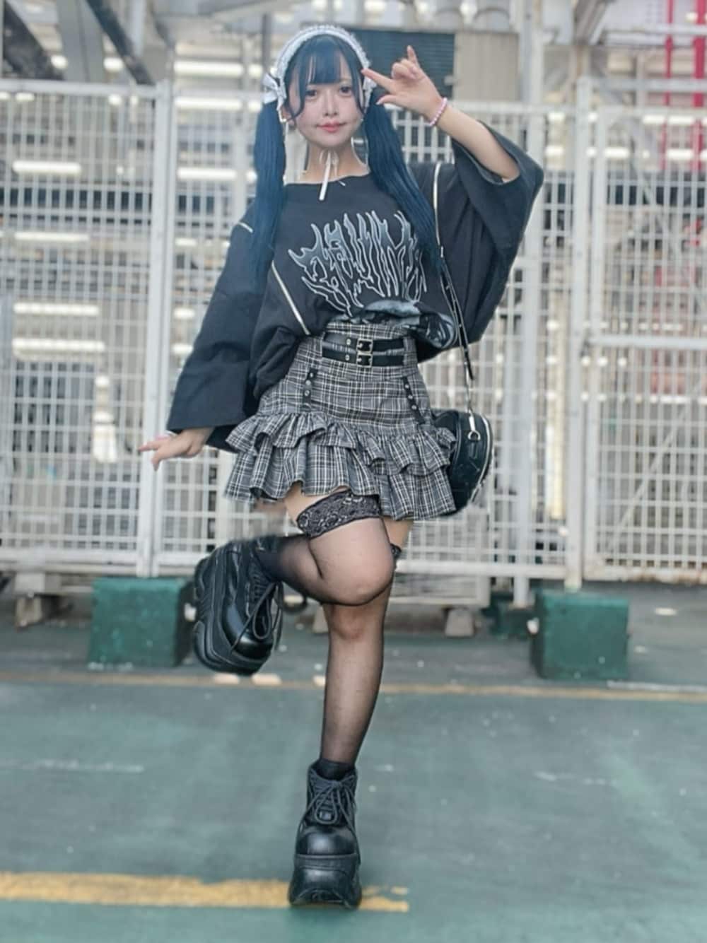 「Amilige、個性派、変形トップス、サブカル、地雷、体型カバー、デート、モノトーン、韓国ファッション、フェススタイル、夏コーデ、ブラック、Tシャツ、ミニスカート、スニーカー」｜「Amiligeのコルセット風フリルチェックスカート（スカート、グレー系）」を使った、Amilige_officialさん（レディース・148cm）の夏コーディネートの1枚目の写真