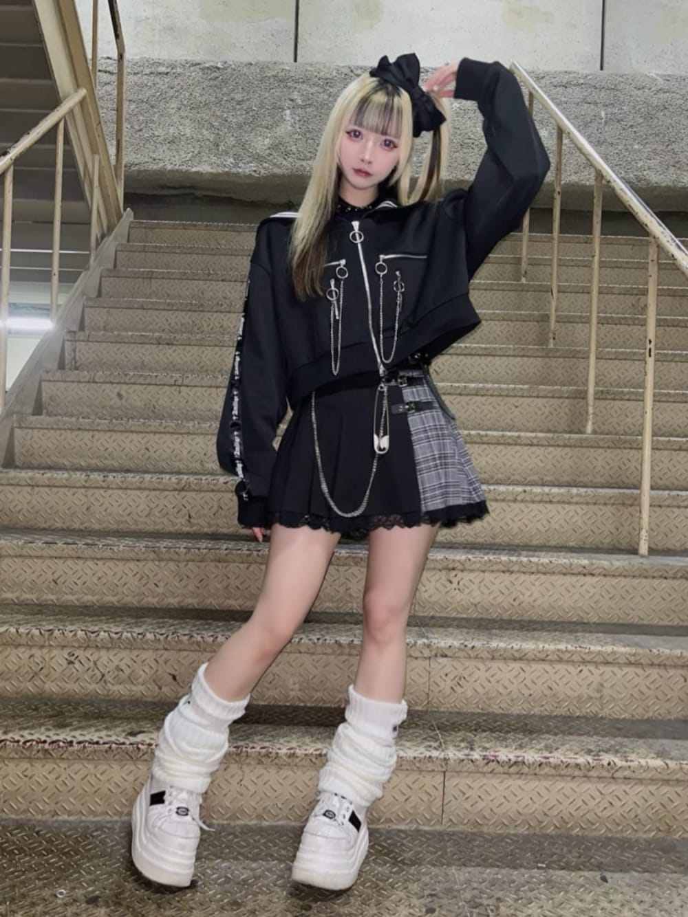 「モノトーン、春夏コーデ、シンプルコーデ、韓国ファッション、休日スタイル、ショートパンツ、ミニスカート、地雷、サブカル、骨格ウェーブ、Amilige、デート、デートコーデ、個性派、体型カバー」｜「Amiligeのレッグカバー付きチェック切り替えプリーツスカート（スカート、ブラック系）」を使った、Amilige_officialさん（骨格ウェーブ・レディース・155cm）の春コーディネートの1枚目の写真