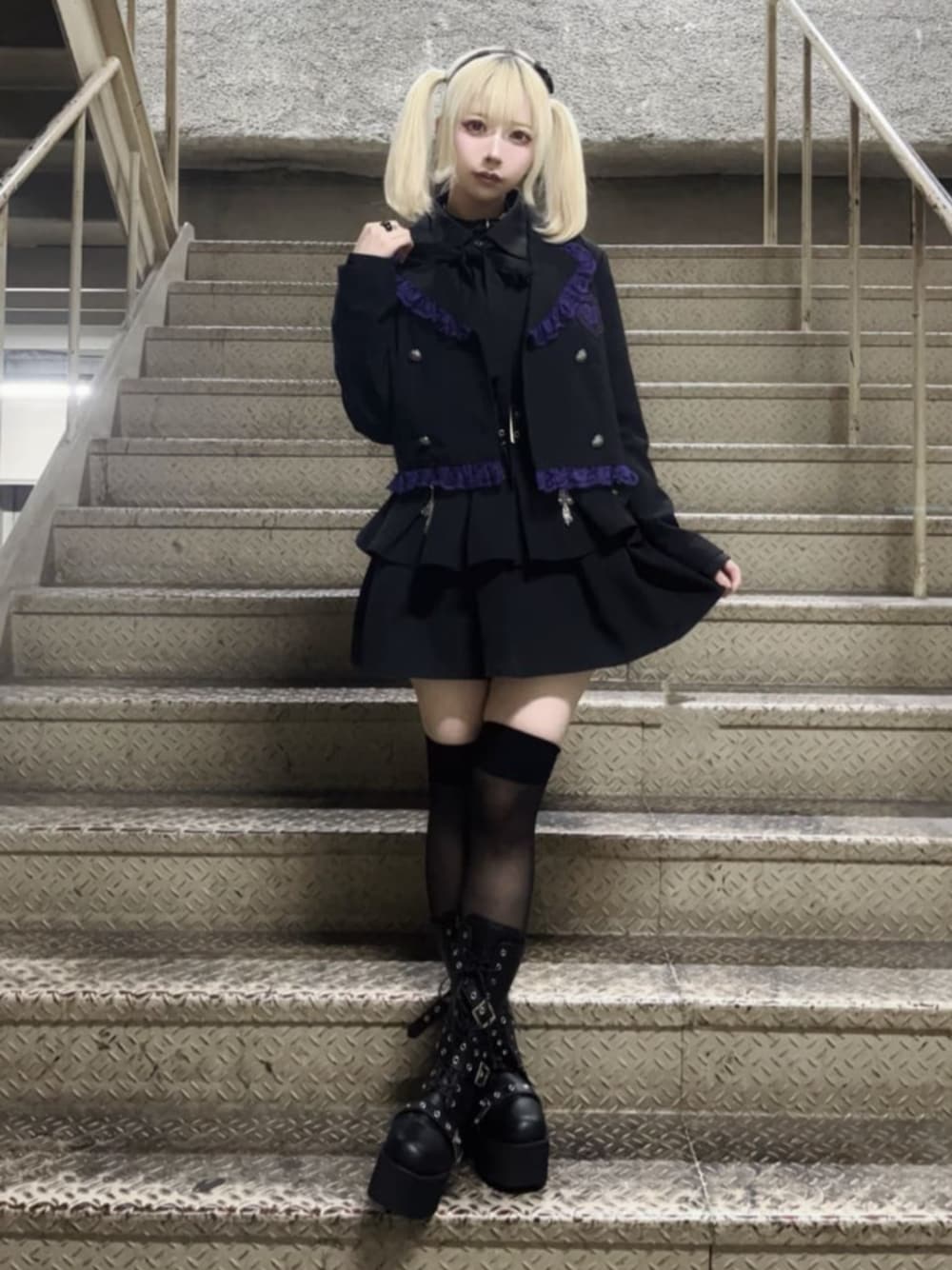 「セットアップ、韓国ファッション、最近のいい感じコーデ、ショートパンツ、休日スタイル、ミニスカート、お出かけコーデ、リボン、個性派、Amilige、体型カバー、骨格ウェーブ、サブカル、地雷、ジェンダーレス」｜「Amiligeのハトメベルト付きフレアスカート（スカート、ブラック系）」を使った、Amilige_officialさん（骨格ウェーブ・レディース・155cm）の春コーディネートの1枚目の写真