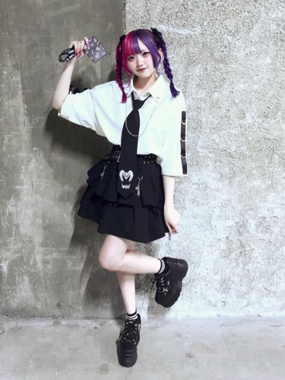 「Amilige、病みかわいい、個性派、ユニセックス、サブカル、地雷、デート、体型カバー、骨格ウェーブ、夏コーデ、韓国ファッション、雨の日コーデ、デートコーデ、シャツスタイル、ミニスカート」｜「Amiligeのハトメベルト付きフレアスカート（スカート、ブラック系）」を使った、Amilige_officialさん（レディース・155cm）の夏コーディネートの1枚目の写真