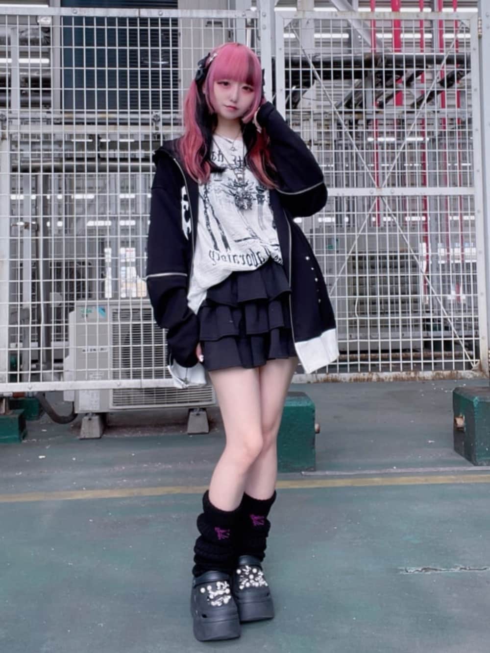 「Amilige、病みかわいい、ジェンダーレス、ユニセックス、サブカル、地雷、夏コーデ、デートコーデ、ブラックコーデ、レイヤードスタイル、モノクロ、白Tシャツ、セットアップ、スカート、スニーカー」｜「Amiligeのチャイナボタン付きパーカー＋フリルスカート（セットアップ、ブラック系）」を使った、Amilige_officialさん（レディース・155cm）の夏コーディネートの1枚目の写真