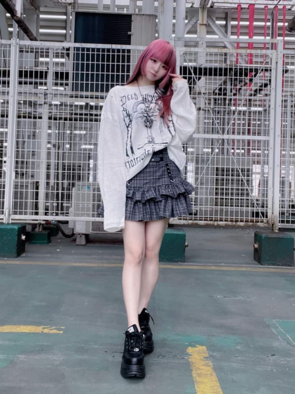 「Amilige、個性派、病みかわいい、ユニセックス、サブカル、地雷、体型カバー、デート、デートコーデ、夏コーデ、スカートコーデ、レイヤードスタイル、韓国ファッション、ミニスカート、スニーカー」｜「Amiligeのダメージガーゼトップス（Tシャツ/カットソー、ホワイト系）」を使った、Amilige_officialさん（レディース・155cm）の夏コーディネートの1枚目の写真