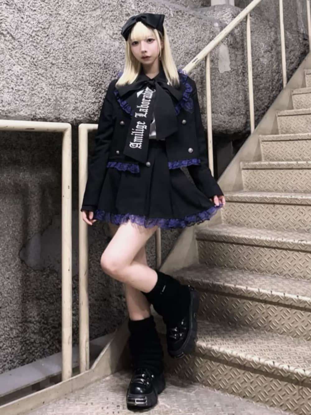 「デートコーデ、デート、セットアップ、Amilige、かわいい、おそろコーデ、厚底シューズ、病みかわいい、体型カバー、地雷系ファッション、サブカル、女子ウケ、韓国ファッション、休日スタイル、リボン」｜「Amiligeのエンブレムワッペン付きレースジャケット　ボックスプリーツスカートセット（セットアップ、ブラック系）」を使った、Amilige_officialさん（骨格ウェーブ・レディース・155cm）の春コーディネートの1枚目の写真