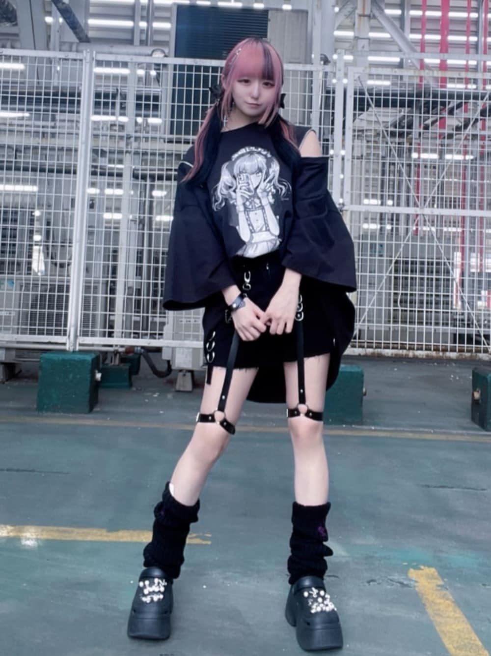 「レイヤードスタイル、韓国ファッション、春夏コーデ、ショートパンツ、ミニスカート、雨の日コーデ、モノトーン、推し活、Amilige、個性派、ユニセックス、体型カバー、骨格ウェーブ、サブカル、地雷」｜「Amiligeの刺繍入りロングレッグウォーマー（レッグウォーマー、ブラック系）」を使った、Amilige_officialさん（骨格ウェーブ・レディース・155cm）の春コーディネートの1枚目の写真