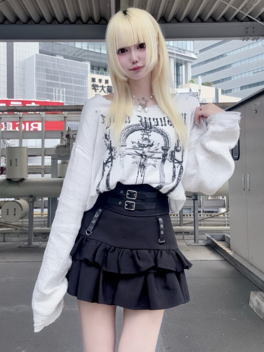 「Amilige、病みかわいい、ジェンダーレス、サブカル、地雷、個性派、夏、夏コーデ、春夏コーデ、デートコーデ、韓国ファッション、モノクロ、ロゴT、白Tシャツ、ミニスカート」｜「Amiligeのコルセット風フリルスカート（スカート、ブラック系）」を使った、Amilige_officialさん（レディース・162cm）の夏コーディネートの1枚目の写真