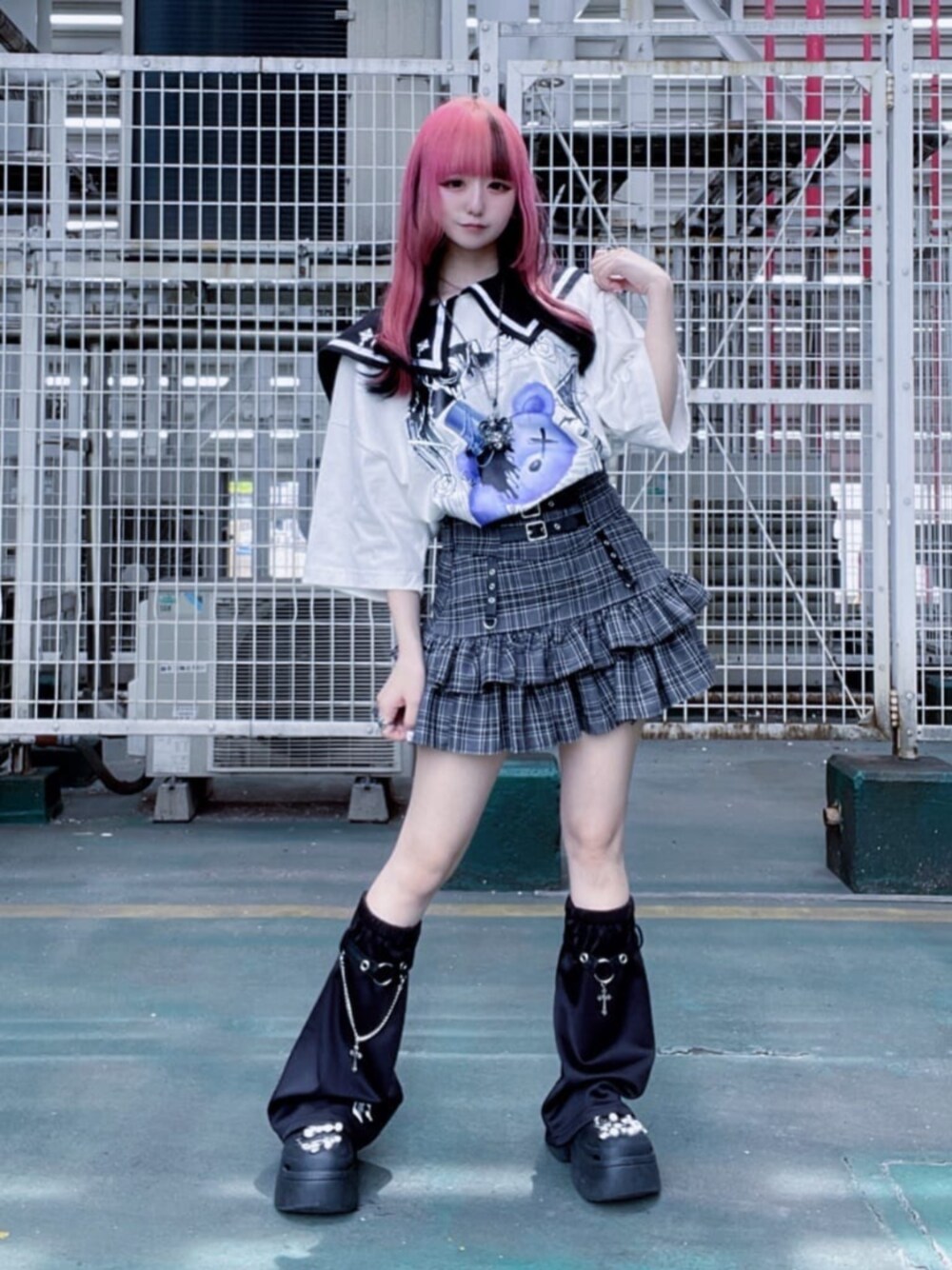 「柄シャツ、白Tシャツ、韓国ファッション、ミニスカート、お出かけコーデ、雨の日コーデ、デートコーデ、Amilige、個性派、体型カバー、骨格ウェーブ、サブカル、地雷、着回しコーデ、初夏コーデ」｜「AmiligeのAL刺繍ジャージレッグカバー（レッグウォーマー、ブラック系）」を使った、Amilige_officialさん（骨格ウェーブ・レディース・155cm）の春コーディネートの1枚目の写真