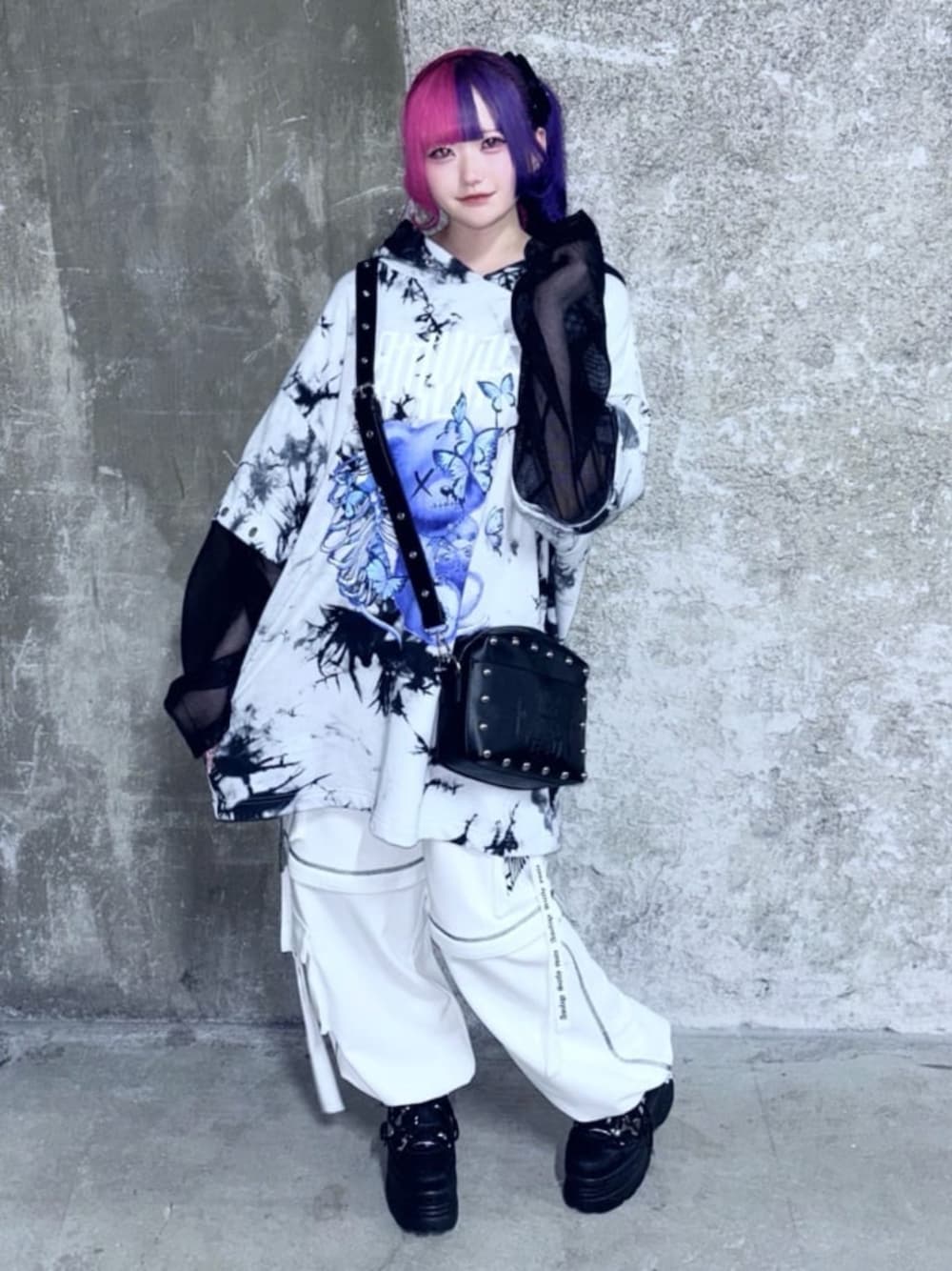 「Amilige、ユニセックス、病みかわいい、個性派、サブカル、地雷、女子ウケ、推し活、雨の日コーデ、お出かけコーデ、体型カバー、パーカー、ショルダーバッグ、スニーカー、２ＷＡＹ」｜「Amiligeの裏毛2Wayロゴテープジョガーパンツ（その他パンツ、ホワイト系）」を使った、Amilige_officialさん（レディース・155cm）の春コーディネートの1枚目の写真