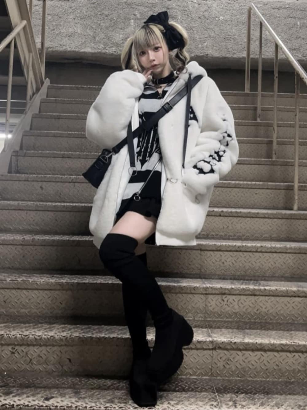 「リボン、モノトーン、韓国ファッション、ショートパンツ、ミニスカート、スカートコーデ、地雷、サブカル、骨格ウェーブ、体型カバー、ユニセックス、病みかわいい、個性派、Amilige、デートコーデ」｜「Amiligeのコルセット風フリルスカート（スカート、ブラック系）」を使った、Amilige_officialさん（骨格ウェーブ・レディース・155cm）の春コーディネートの1枚目の写真