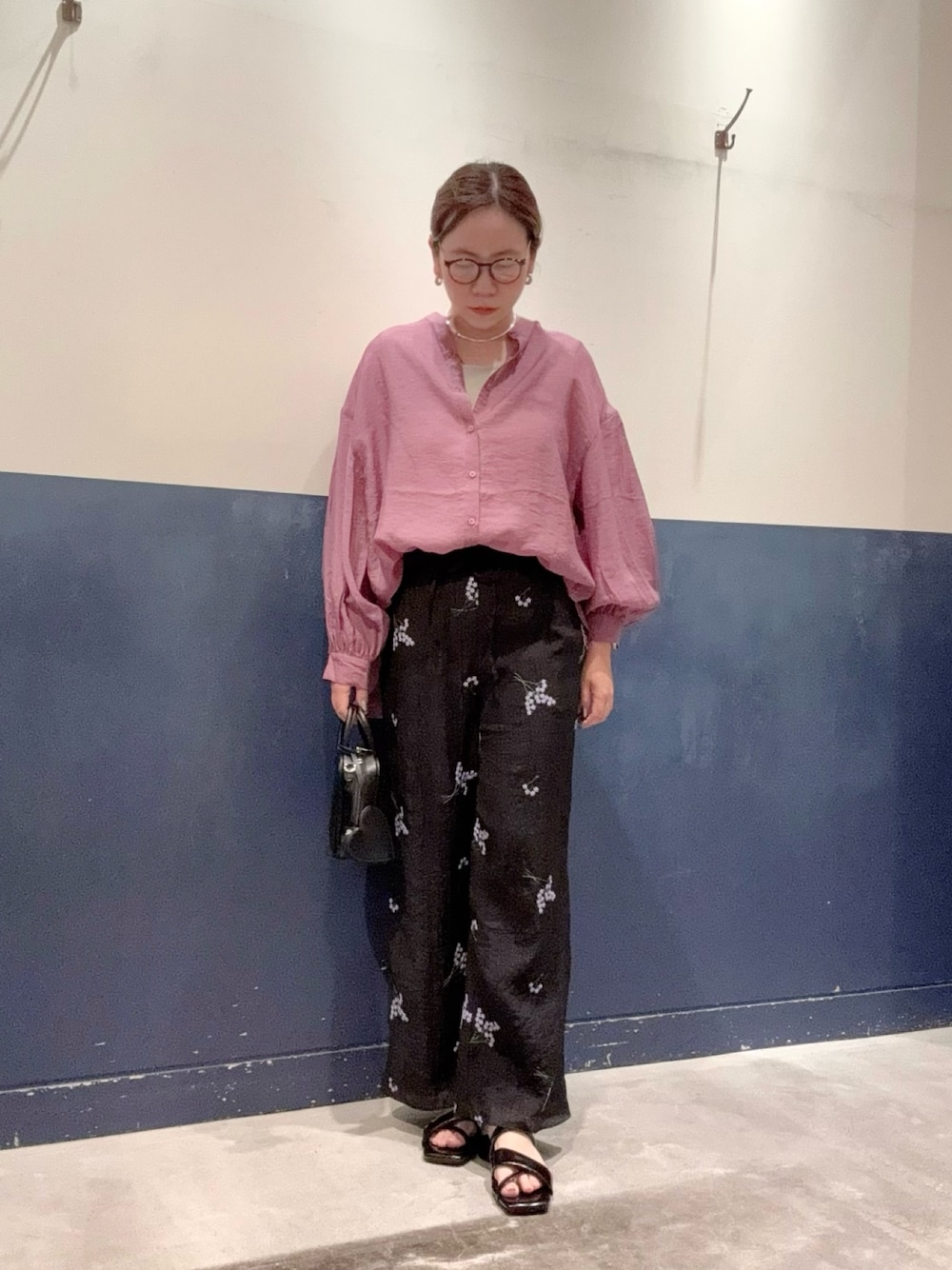「チャオパニックティピー(CIAOPANIC TYPY)、高身長女子、ママコーデ、30代コーデ、シアーシャツ、シャツスタイル、ピンクシャツ、おしゃれさんと繋がりたい、きれいめカジュアル、サンダル、タンクトップ、カジュアル、オトナカジュアル、刺繍、パンツスタイル」｜「CIAOPANIC TYPYのフラットデザインサンダル（サンダル、ブラック系）」を使った、ogitypyさん（骨格ストレート・レディース・165cm）の夏コーディネートの1枚目の写真