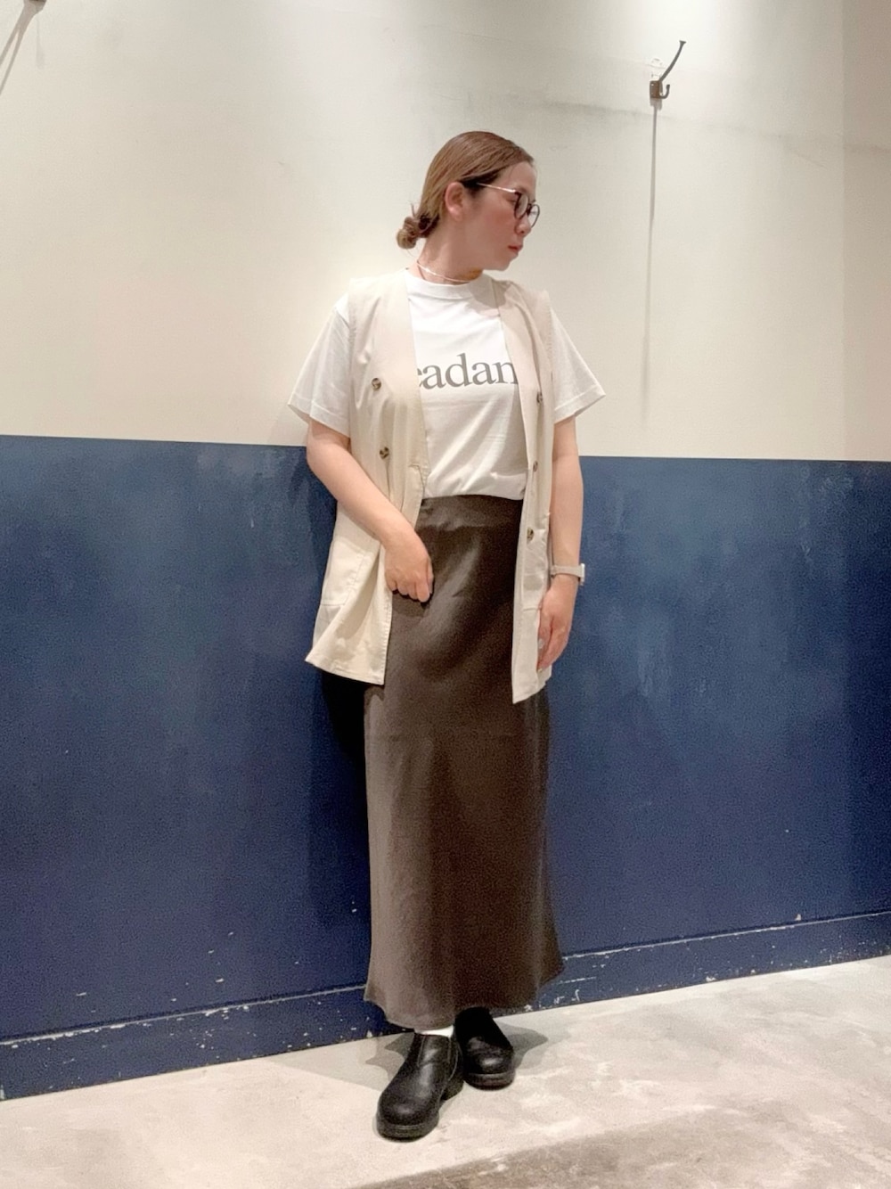 「チャオパニックティピー(CIAOPANIC TYPY)、ママコーデ、30代コーデ、高身長女子、シンプルコーデ、オトナカジュアル、きれいめカジュアル、ラクチンコーデ、おしゃれさんと繋がりたい、SEADAM、Tシャツ、ユニセックス、ベスト、ジレ、スカート」｜「CIAOPANIC TYPYの【2025年S/S新作】lilステンレスチョーカー（ネックレス、シルバー系）」を使った、ogitypyさん（骨格ストレート・レディース・165cm）の夏コーディネートの1枚目の写真