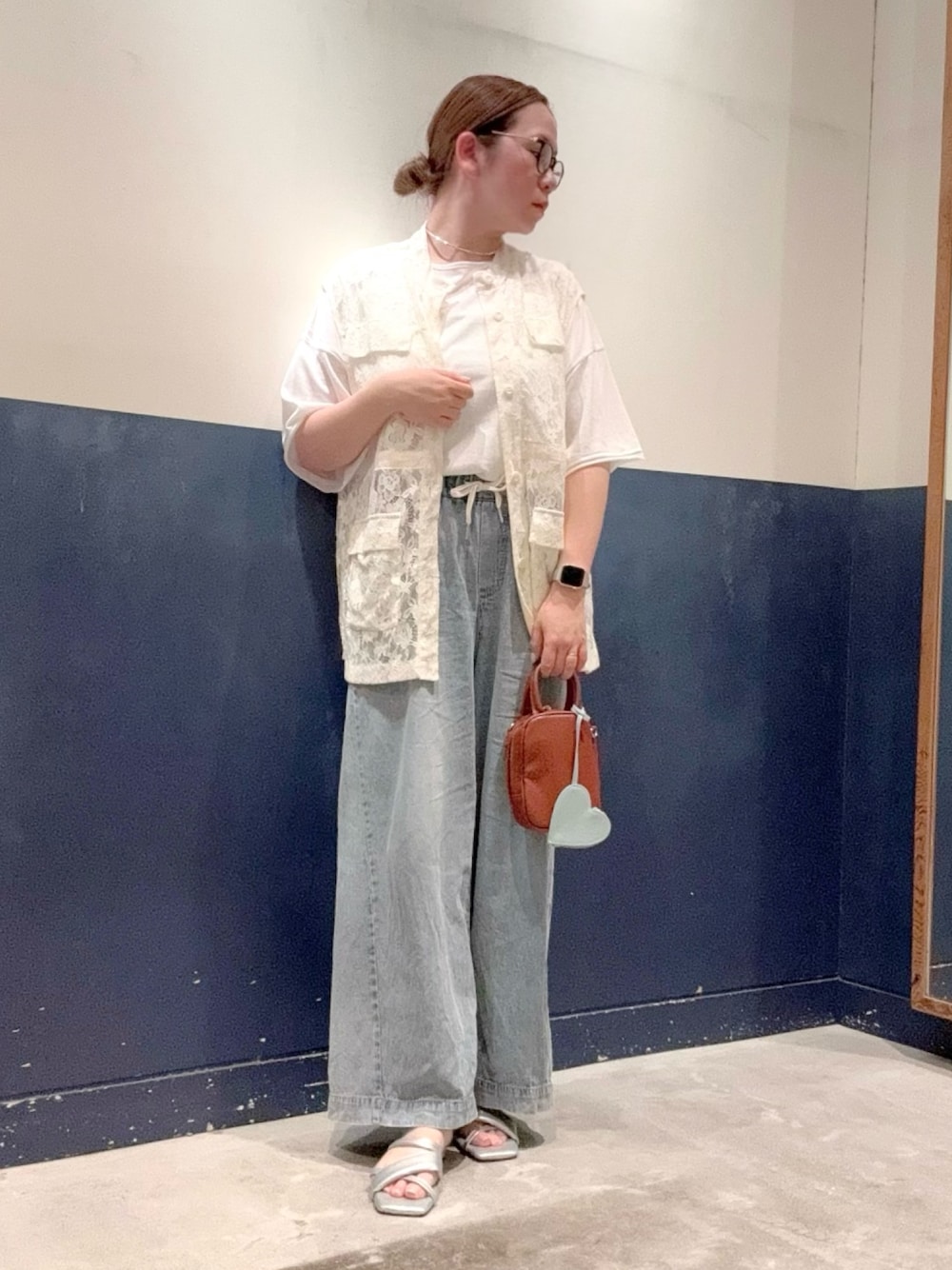 「チャオパニックティピー(CIAOPANIC TYPY)、ママコーデ、高身長女子、30代コーデ、おしゃれさんと繋がりたい、きれいめカジュアル、オトナカジュアル、オトナ女子、デニム、レース、ベスト、シアートップス、サンダル、シンプルコーデ、ラクチンコーデ」｜「CIAOPANIC TYPYのフラットデザインサンダル（サンダル、シルバー系）」を使った、ogitypyさん（骨格ストレート・レディース・165cm）の夏コーディネートの1枚目の写真