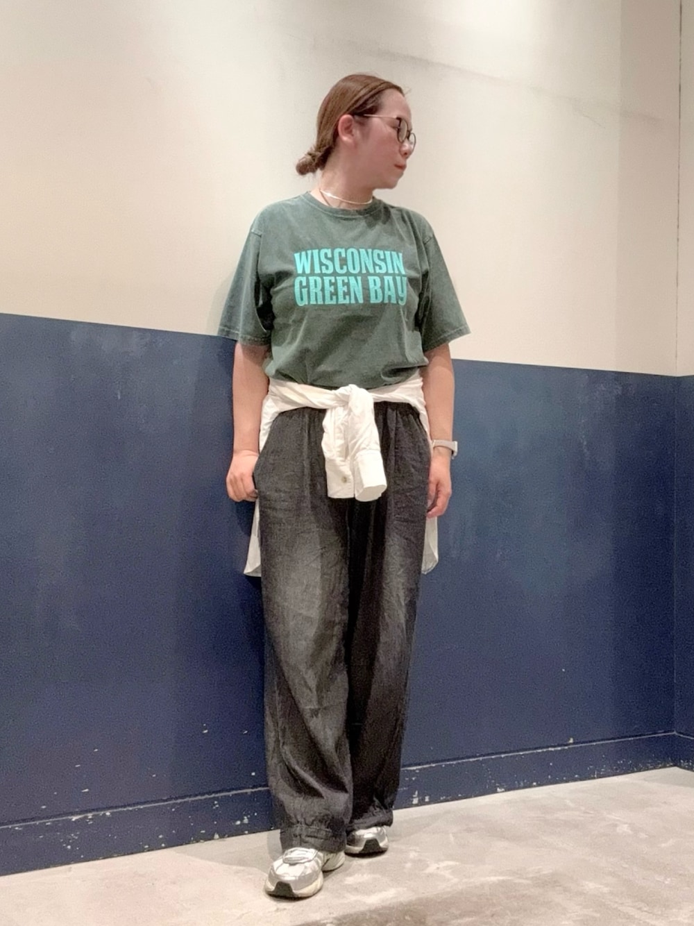 「チャオパニックティピー(CIAOPANIC TYPY)、ママコーデ、高身長女子、30代コーデ、ユニセックス、ロゴT、Tシャツ、古着、おしゃれさんと繋がりたい、オトナカジュアル、カジュアル、デニム、夏ルックで気分アップ、シャツスタイル、ラクチンコーデ」｜「CIAOPANIC TYPYの【低身長・高身長対応/サイズ展開あり】【新色追加】柔らかワイドイージーデニム（デニムパンツ、ブラック系）」を使った、ogitypyさん（骨格ストレート・レディース・165cm）の夏コーディネートの1枚目の写真