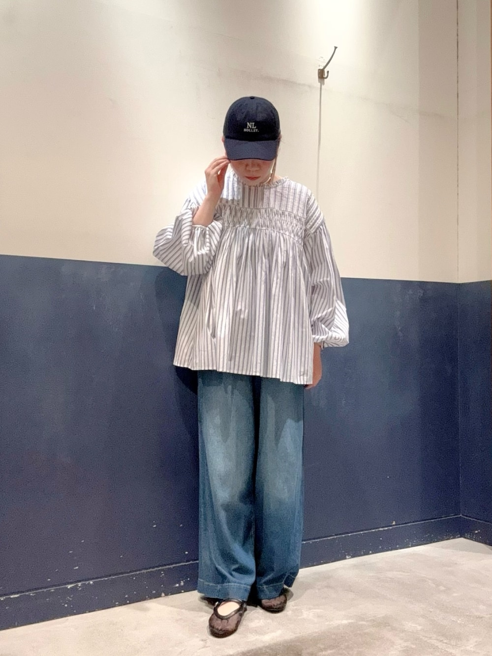 「チャオパニックティピー(CIAOPANIC TYPY)、ママコーデ、高身長女子、30代コーデ、GEVACO、ストライプシャツ、柄シャツ、ブラウス、夏コーデ、カジュアル、大人カジュアル、おしゃれさんと繋がりたい、デニム、シンプルコーデ、ラクチンコーデ」｜「CIAOPANIC TYPYの【2025年S/S新作】【サイズ展開豊富】シアーフラットシューズ（パンプス、ブラック系）」を使った、ogitypyさん（骨格ストレート・レディース・165cm）の夏コーディネートの1枚目の写真