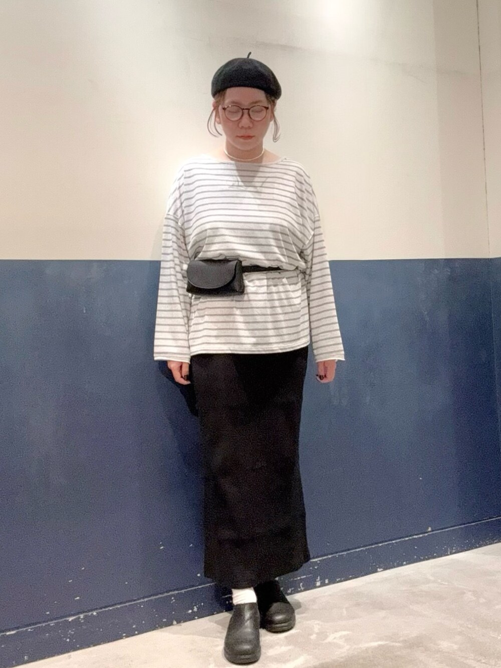 グレー系のTシャツ/カットソー、ブラック系のショルダーバッグ、ブラック系のスカートを着用したレディースの秋コーディネートの1枚目の写真