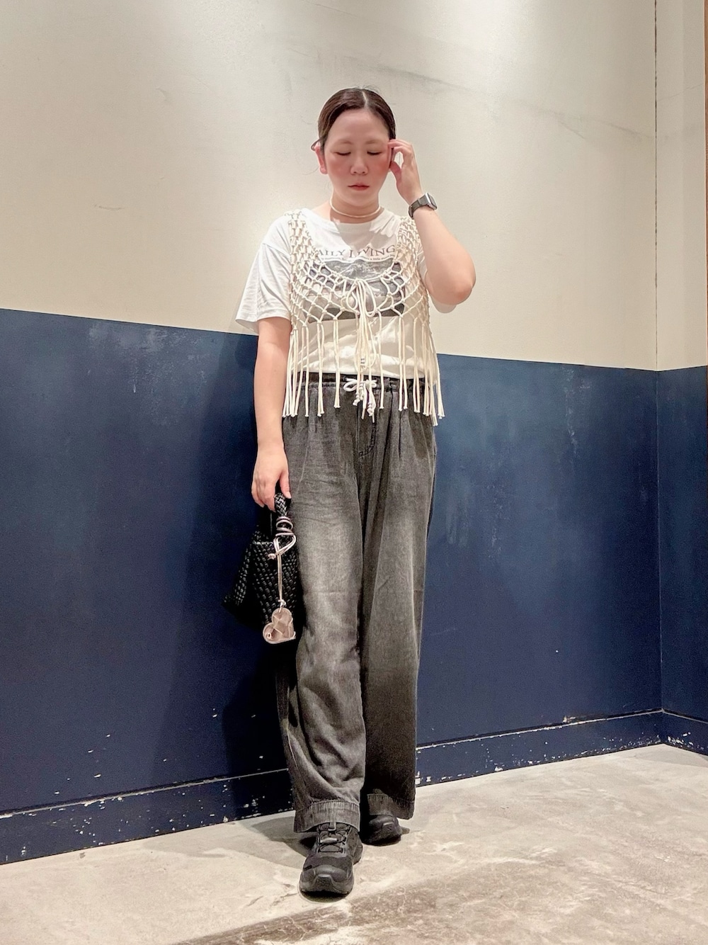 ブラック系のデニムパンツ、ブラック系のショルダーバッグ、ホワイト系のTシャツ/カットソーを着用したレディースの夏コーディネートの1枚目の写真