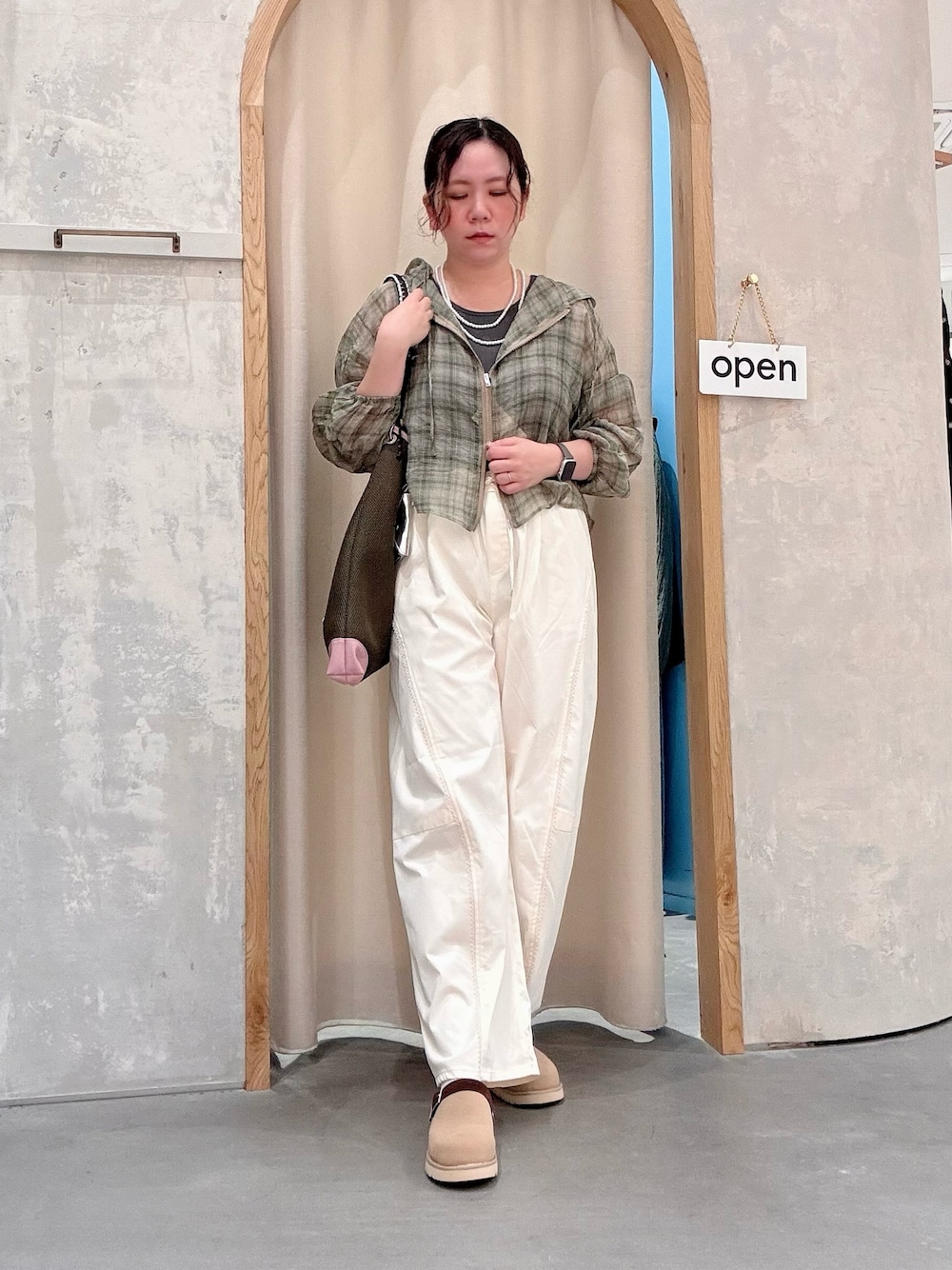 グレー系のタンクトップ、グリーン系のシャツ/ブラウス、グリーン系のショルダーバッグを着用したレディースの夏コーディネートの1枚目の写真