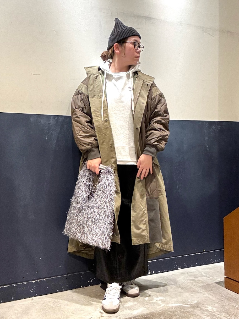 ホワイト系のTシャツ/カットソー、グリーン系のモッズコート、グレー系のトートバッグを着用したレディースの秋コーディネートの1枚目の写真