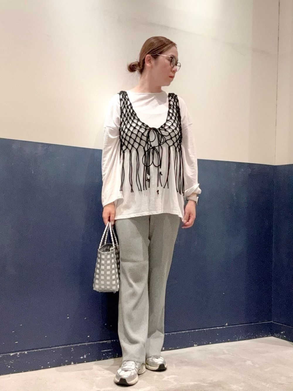 「チャオパニックティピー(CIAOPANIC TYPY)、ママコーデ、30代コーデ、高身長女子、夏ルックで気分アップ、パンツスタイル、シアートップス、ベスト、オトナカジュアル、おしゃれさんと繋がりたい、カジュアル、きれいめカジュアル、シンプルコーデ、ラクチンコーデ、かごバッグ」｜「CIAOPANIC TYPYの【GOOD HOLIDAY】前後2wayマクラメフリンジベスト（ベスト、ブラック系）」を使った、ogitypyさん（骨格ストレート・レディース・165cm）の夏コーディネートの1枚目の写真