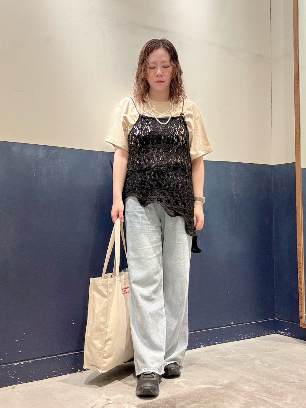 ベージュ系のTシャツ/カットソー、ブルー系のデニムパンツ、ブラック系のタンクトップを着用したレディースの夏コーディネートの1枚目の写真