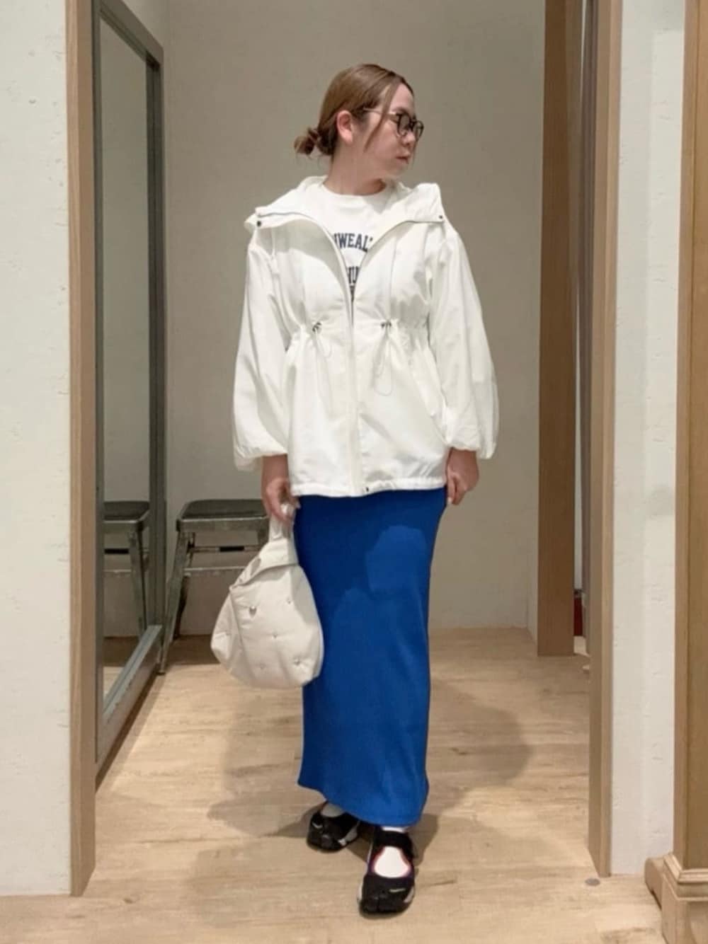 「チャオパニックティピー(CIAOPANIC TYPY)、ママコーデ、30代コーデ、高身長女子、高身長、シアー、モッズコート、大人カジュアル、オトナ女子、メガネ女子、春、タイトスカート、スカート、おしゃれさんと繋がりたい、カジュアル」｜「CIAOPANIC TYPYの≪25SSアップデート≫【-3キロ見え】すっきりシルエットリブスカート（スカート、ブルー系）」を使った、ogitypyさん（骨格ストレート・レディース・165cm）の春コーディネートの1枚目の写真