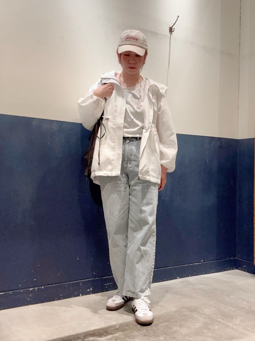 「大人カジュアル、オトナカジュアル、今日のコーデ、おしゃれさんと繋がりたい、チャオパニックティピー(CIAOPANIC TYPY)、高身長女子、高身長コーデ、ママコーデ、30代コーデ、公園、メンズライク、シアー、モッズコート、デニム、デニムパンツ」｜「GEVACOの【GEVACO】チェーン刺繍ロゴキャップ（キャップ、ベージュ系）」を使った、ogitypyさん（骨格ストレート・レディース・165cm）の春コーディネートの1枚目の写真