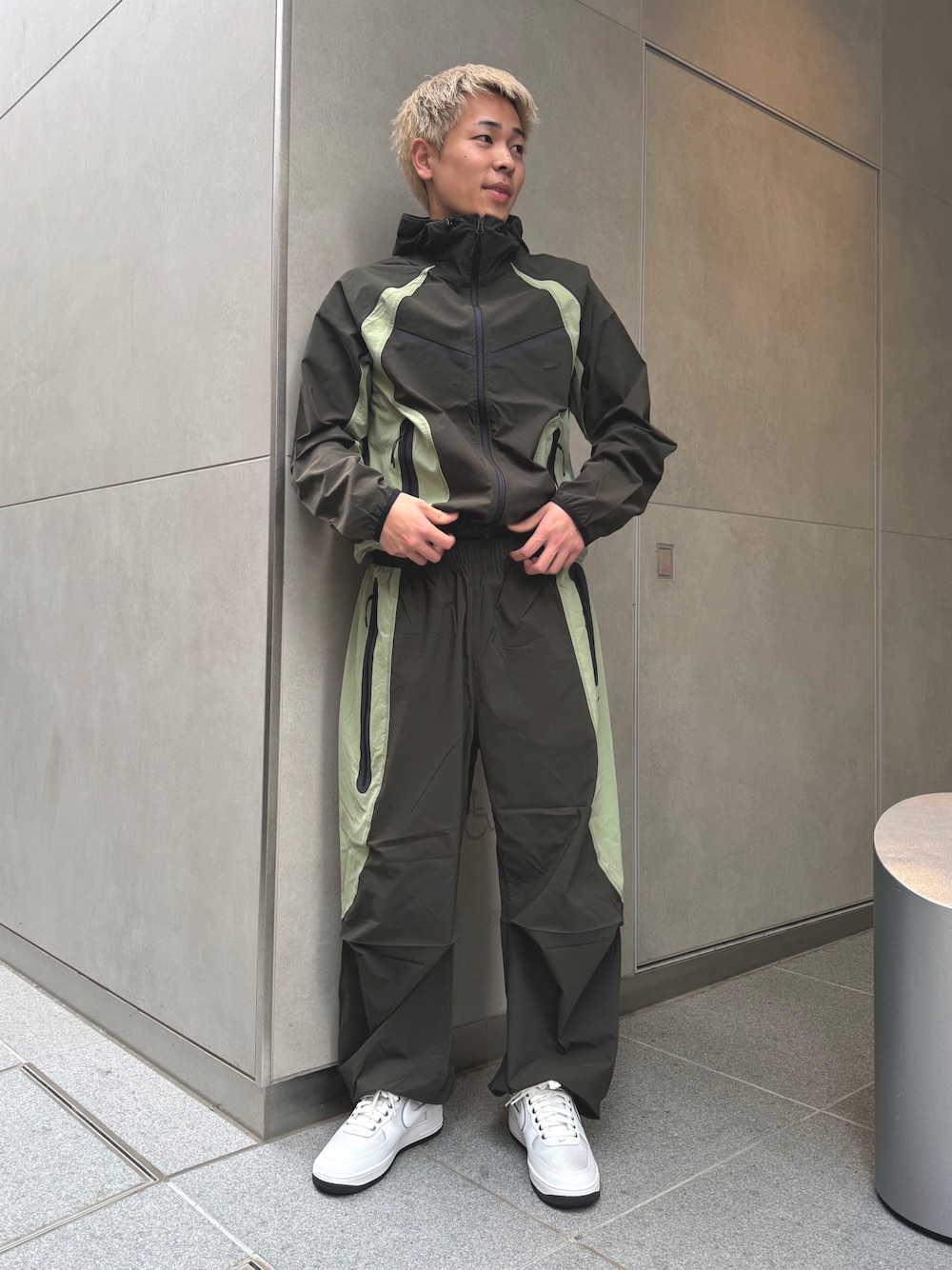 NIKEのナイロンジャケットを使った「セットアップ」の人気ファッション