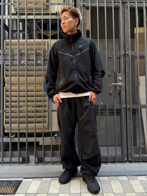 Nike ブラック ジャケット エアロゴ付き NIKE（ナイキ）｜ナイロンジャケット（ブラック系）一覧 - WEAR