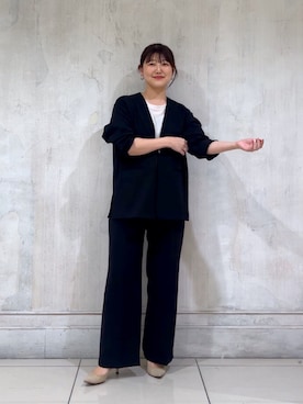 ノーカラージャケットを使った「白ブラウス」のレディース人気