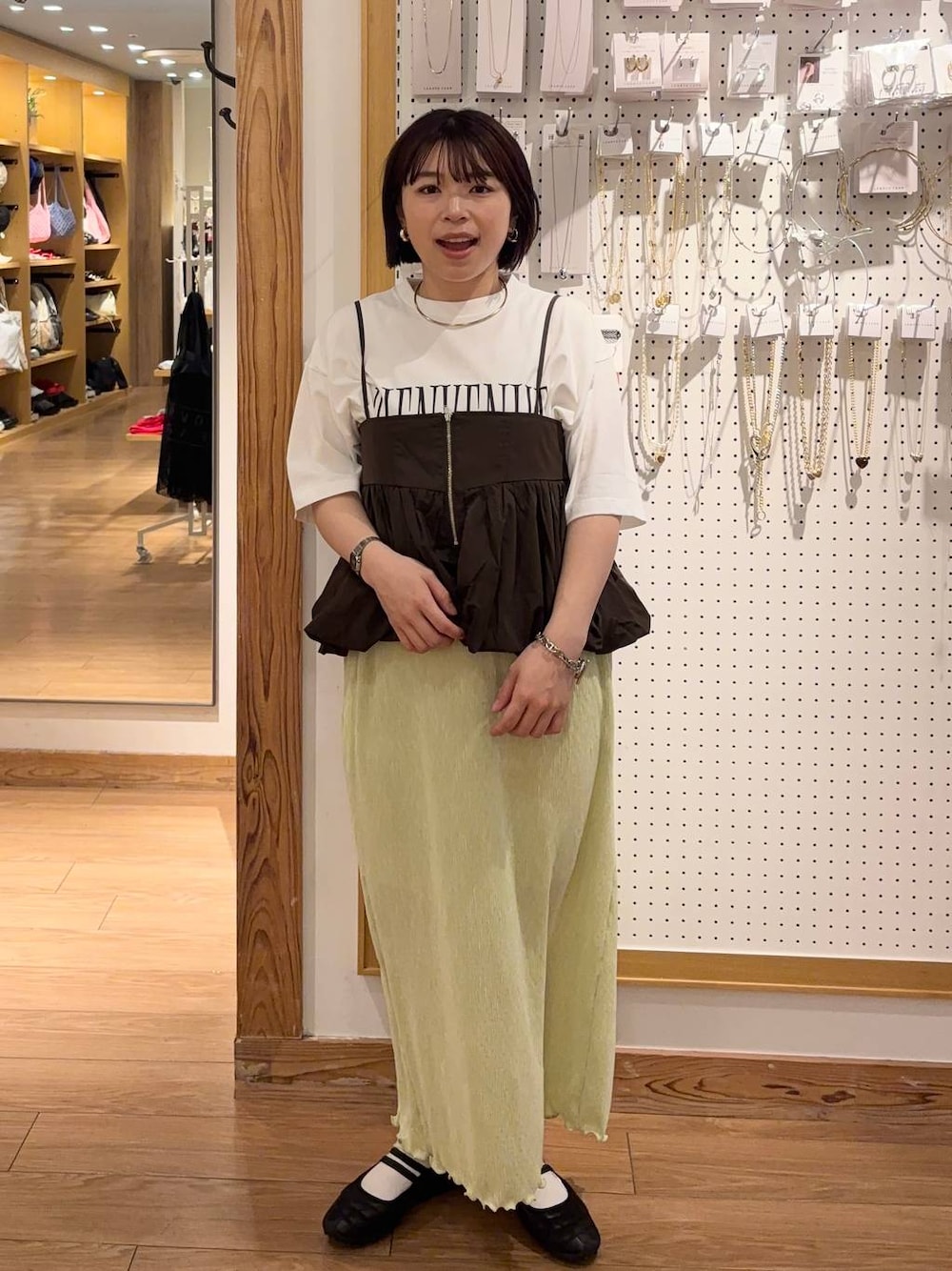 「andST、ベーシック/シンプル、LOWRYS FARM、おでかけ、新作、春コーデ、ローリーズスタイル_LOWRYS FARM、大人女子カジュアル_LOWRYS FARM、低身長、大人カジュアル、ビスチェ、Tシャツ、スカート、ウエストゴム」｜「LOWRYS FARMのダブルバンドパフスニーカー 287447（スニーカー、ブラック系）」を使った、nanamoueさん（レディース・154cm）の春コーディネートの1枚目の写真