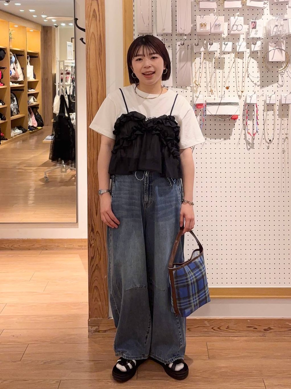 「春コーデ、ローリーズスタイル_LOWRYS FARM、大人女子カジュアル_LOWRYS FARM、低身長、ベーシック/シンプル、LOWRYS FARM、おでかけ、新作、大人カジュアル、andST、ビスチェ、Tシャツ、デニムパンツ」｜「LOWRYS FARMのフリルビスチェ　 252717（キャミソール、ブラック系）」を使った、nanamoueさん（レディース・154cm）の春コーディネートの1枚目の写真